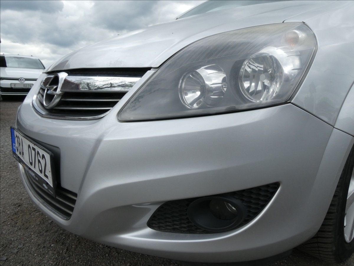 Opel Zafira, 1,8 i 16V klima, závěs - fotka 4