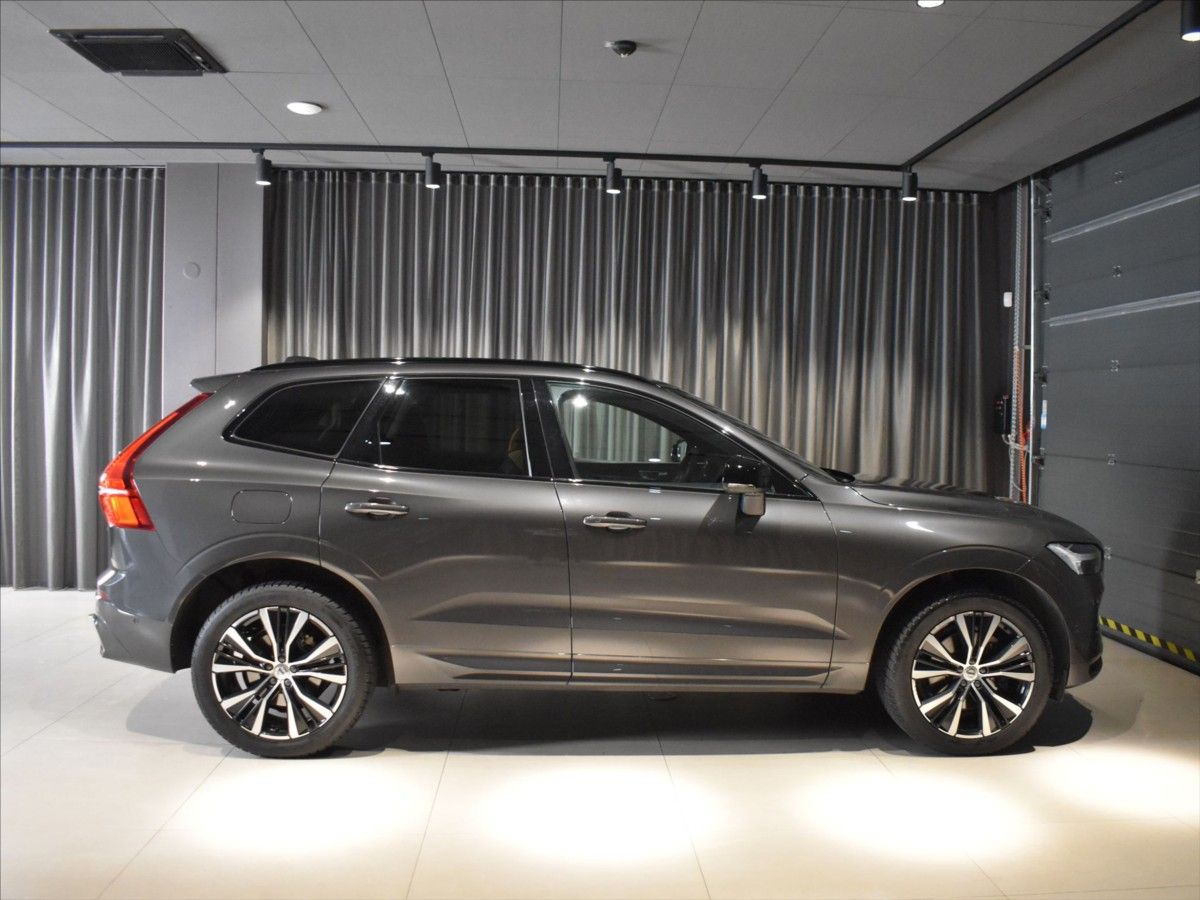 Volvo XC60, 2,0 B4 AWD Ultimate tažné,pano - fotka 3