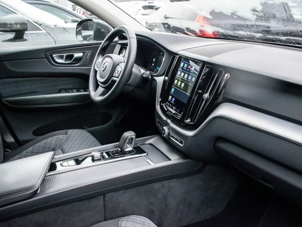 Volvo XC60, B4 2.0 Pro 2WD  Momentum - fotka 6