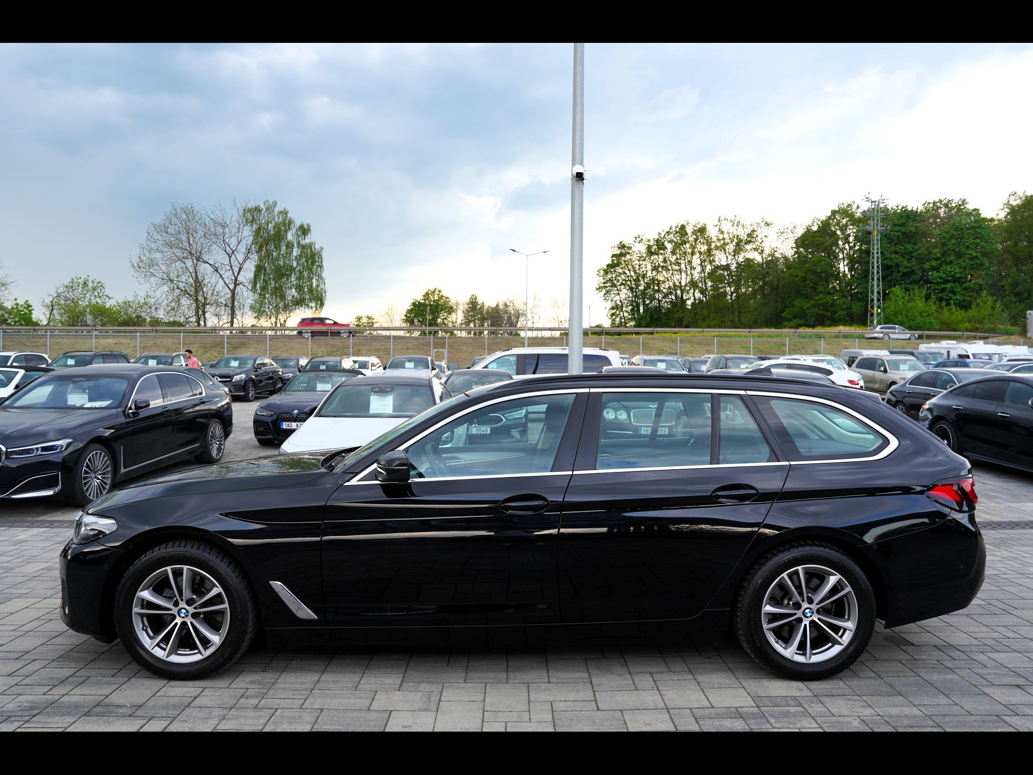 BMW Řada 5, 520d AT/190 PS/1.maj/tažné/Led - fotka 3