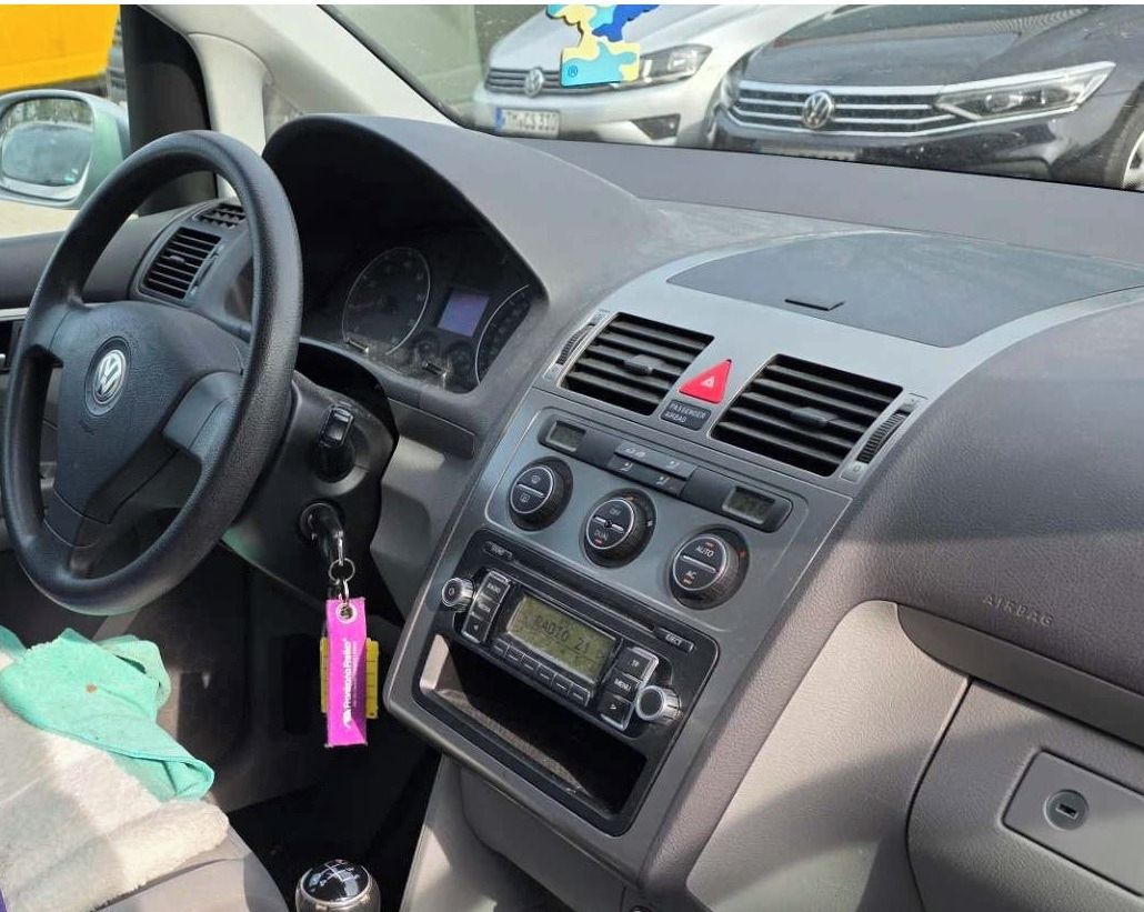 Volkswagen Touran, 1.6 MPi 75KW TAŽNÉ 7-MÍST TOP - fotka 3