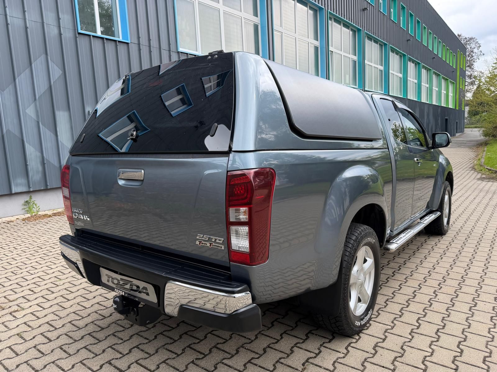 Isuzu D-Max, 2,5 D TwinTurbo 4x4 / 1.maj. / - fotka 5