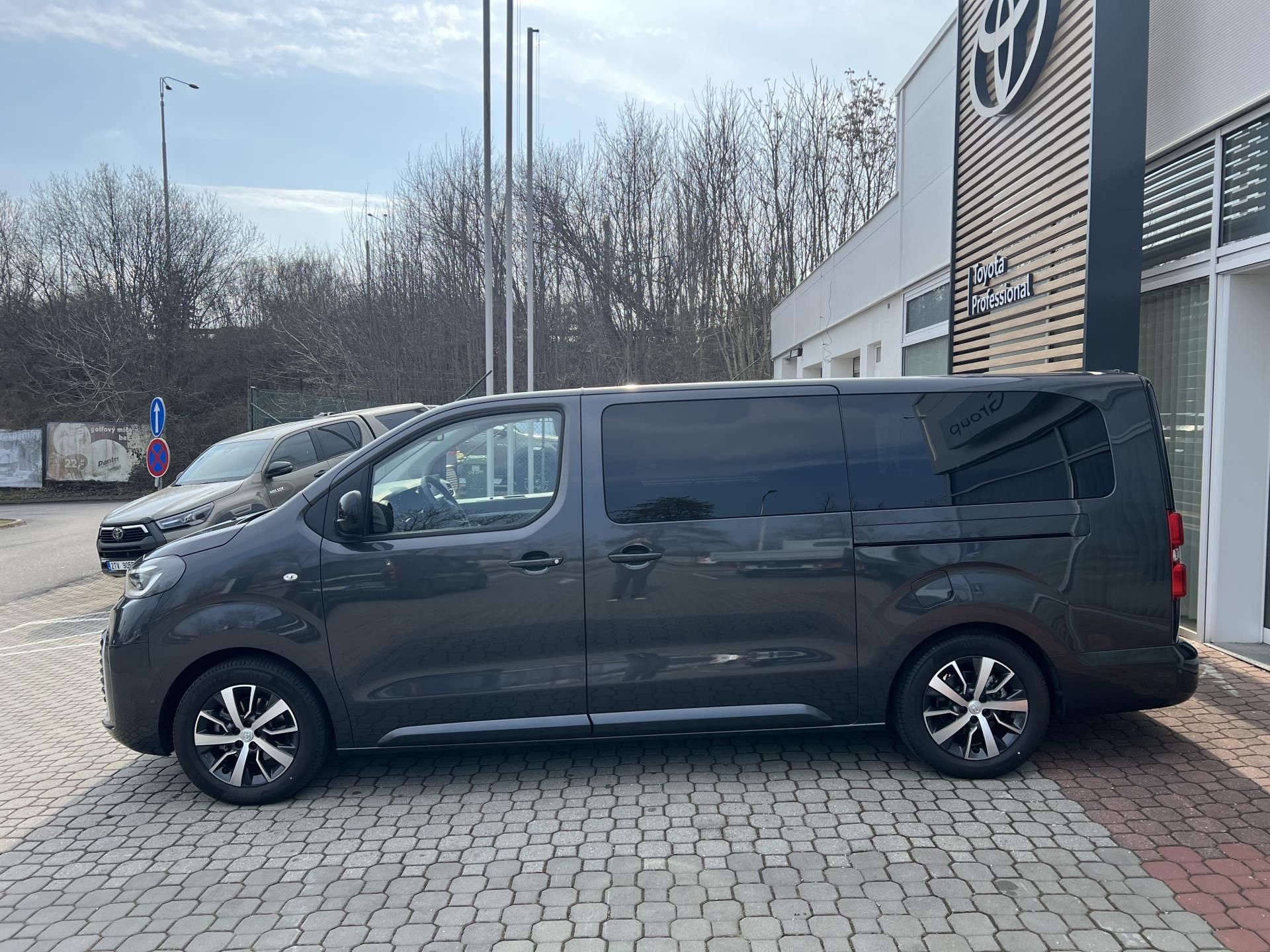 Toyota Proace Verso, 2.0D 8AT VIP 6S L2 Skyview - fotka 3