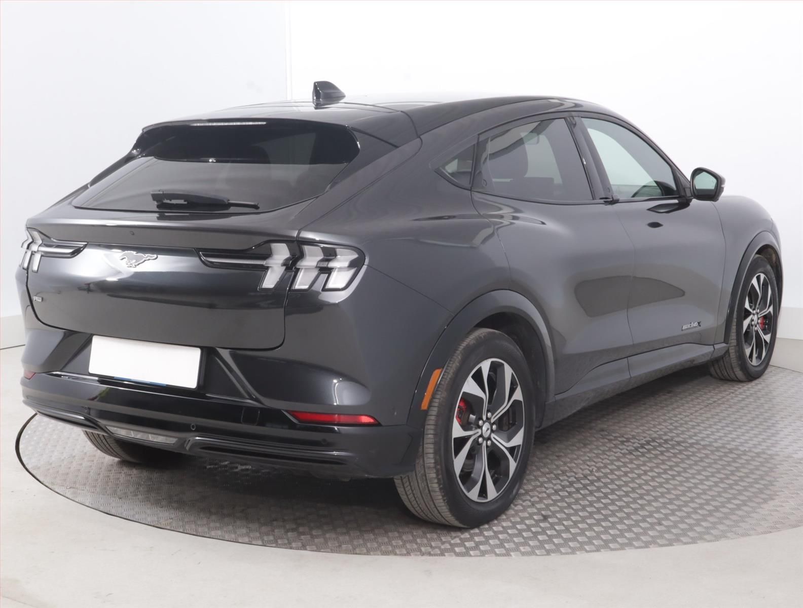 Ford Mustang Mach-E, Extended Range AWD, SoH 93% - fotka 5