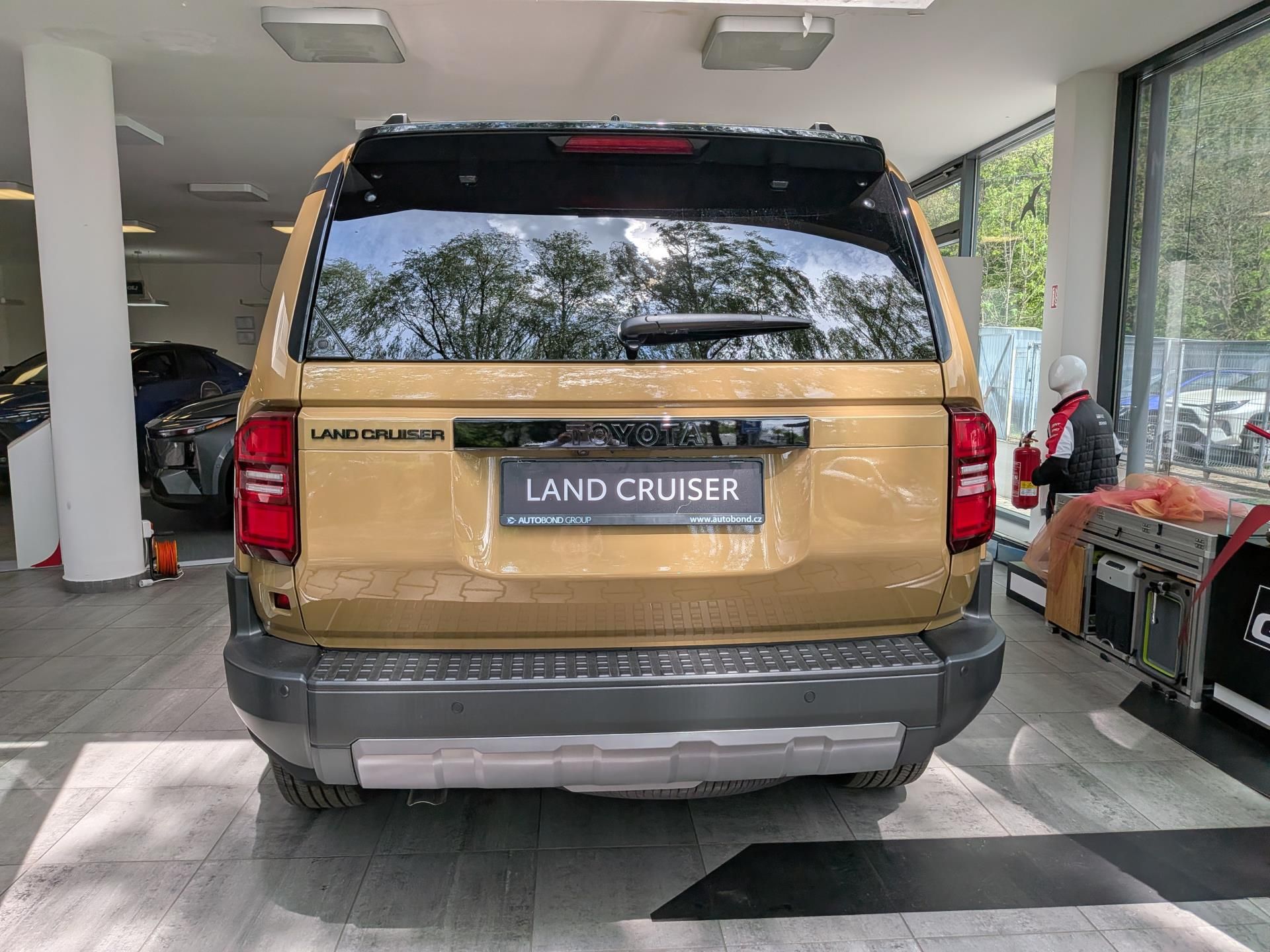 Toyota Land Cruiser, Executive Skyview 4×4 2.8L Die - fotka 6