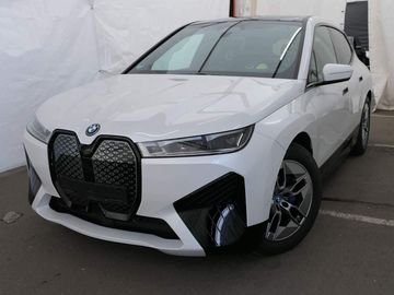 iX50 xDrive Tažné Panorama