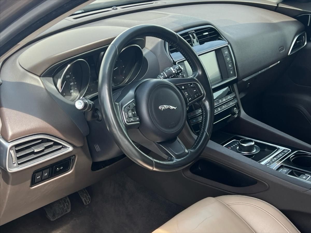 Jaguar F-Pace, 2,0 D 132kW AWD PRESTIGE - fotka 6
