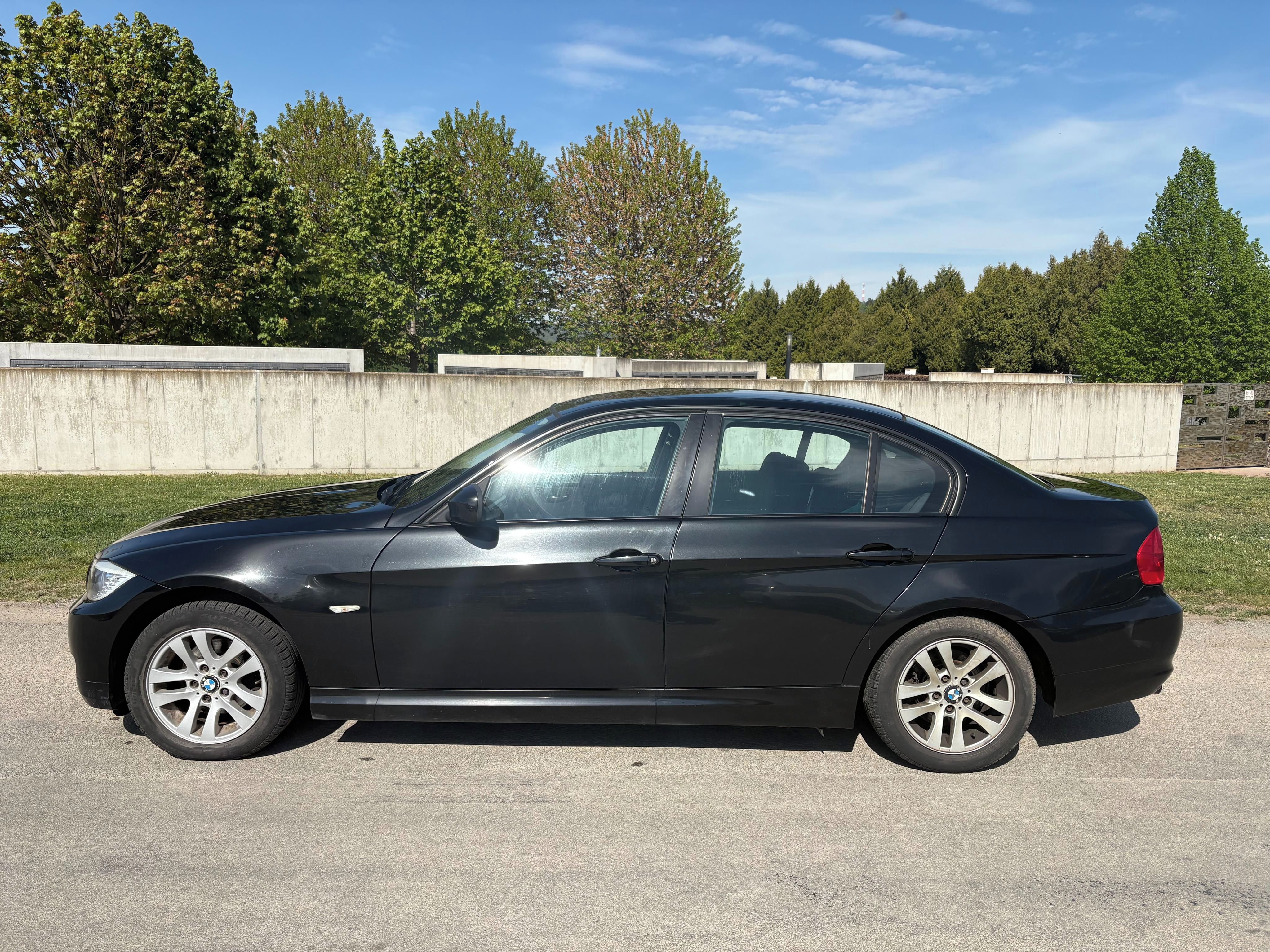 BMW Řada 3, 318i - 105kW + sada kol - fotka 3