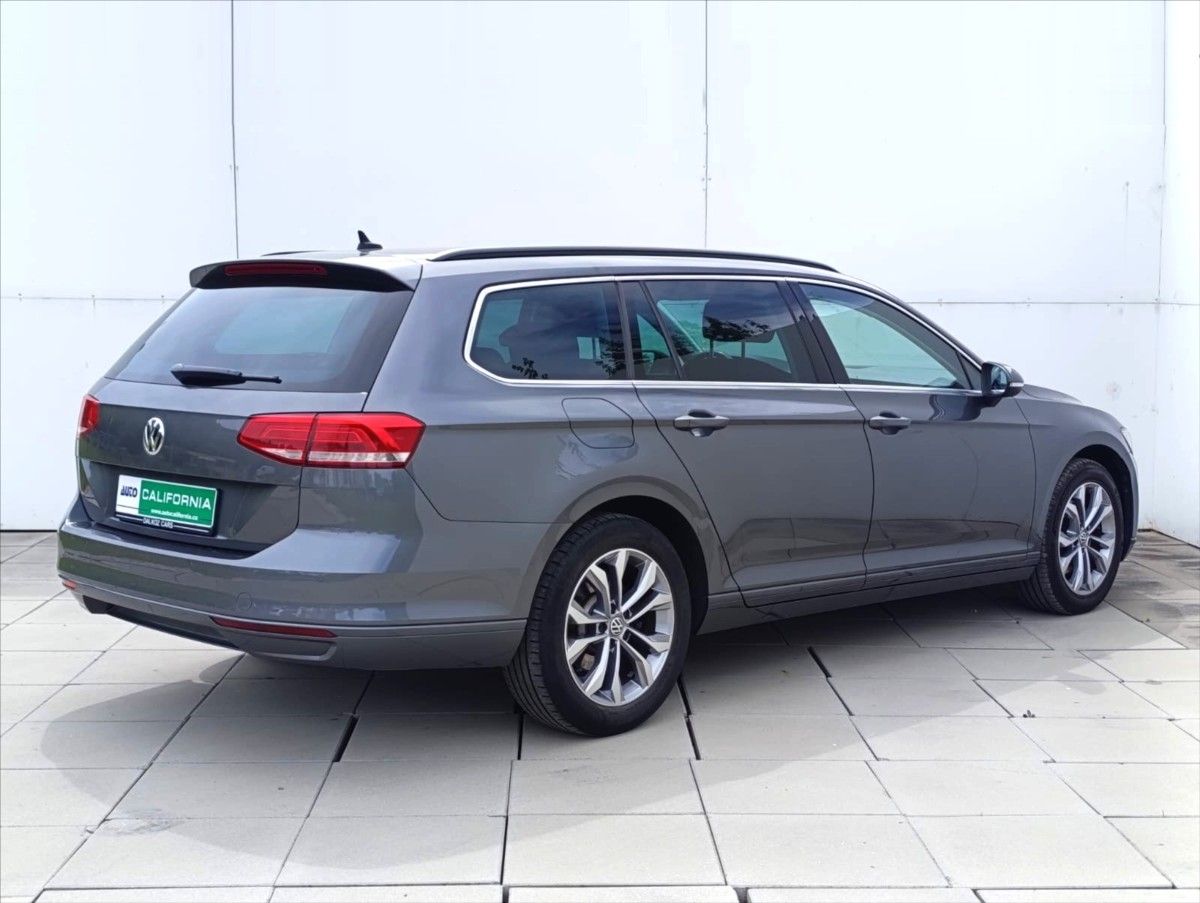 Volkswagen Passat, 1,6 TDi Aut.klima Navi Kamera - fotka 6