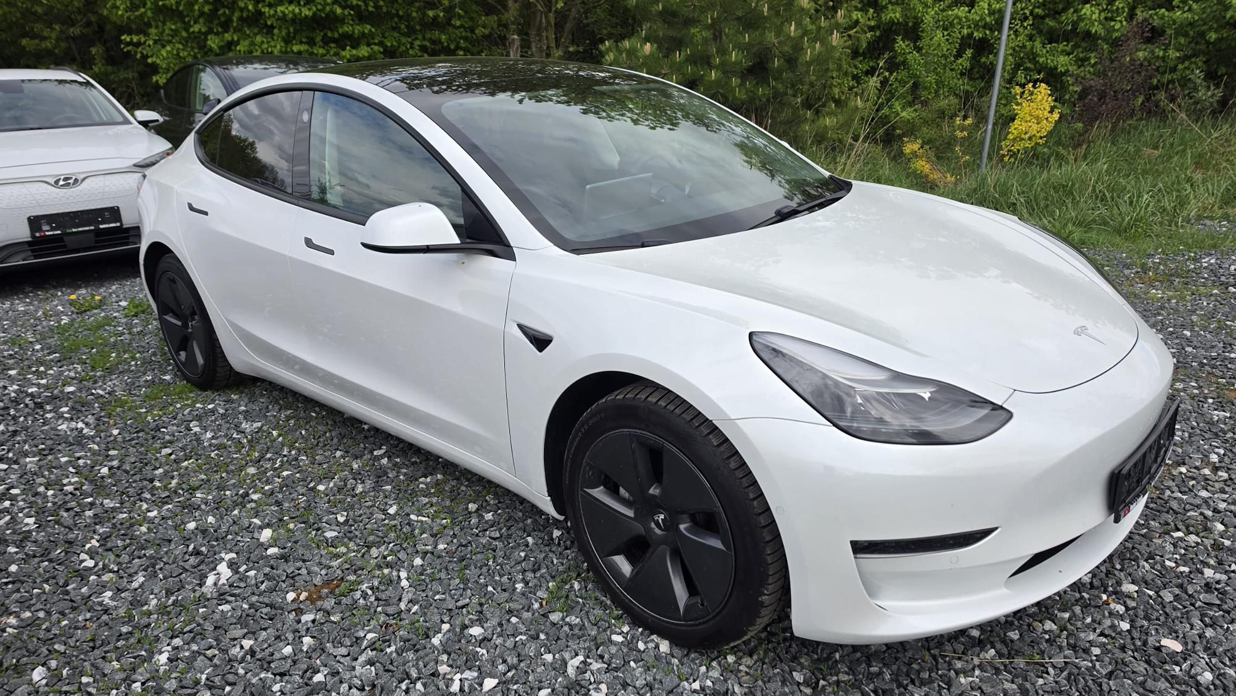 Tesla Model 3, Tažné Matrix světla