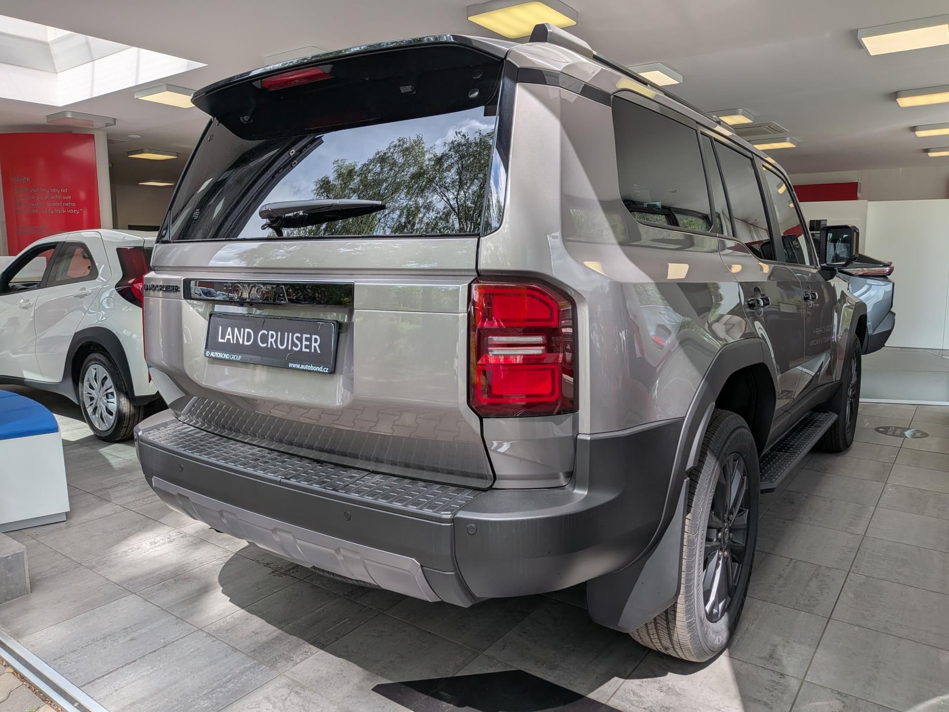 Toyota Land Cruiser, Executive Skyview 4x4 2.8L Die - fotka 6