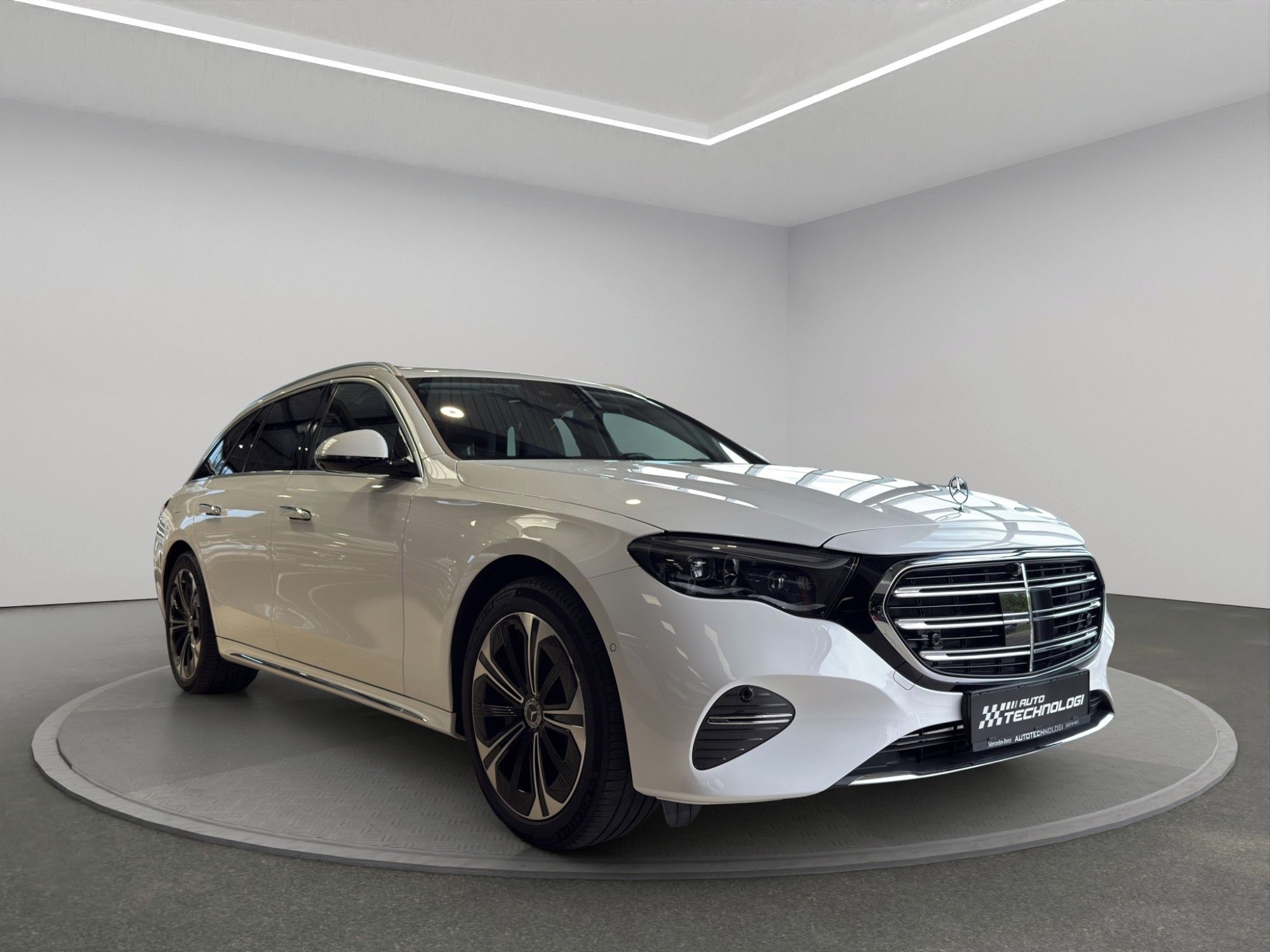 Mercedes-Benz Třídy E, 300 de 4MATIC kombi - fotka 4