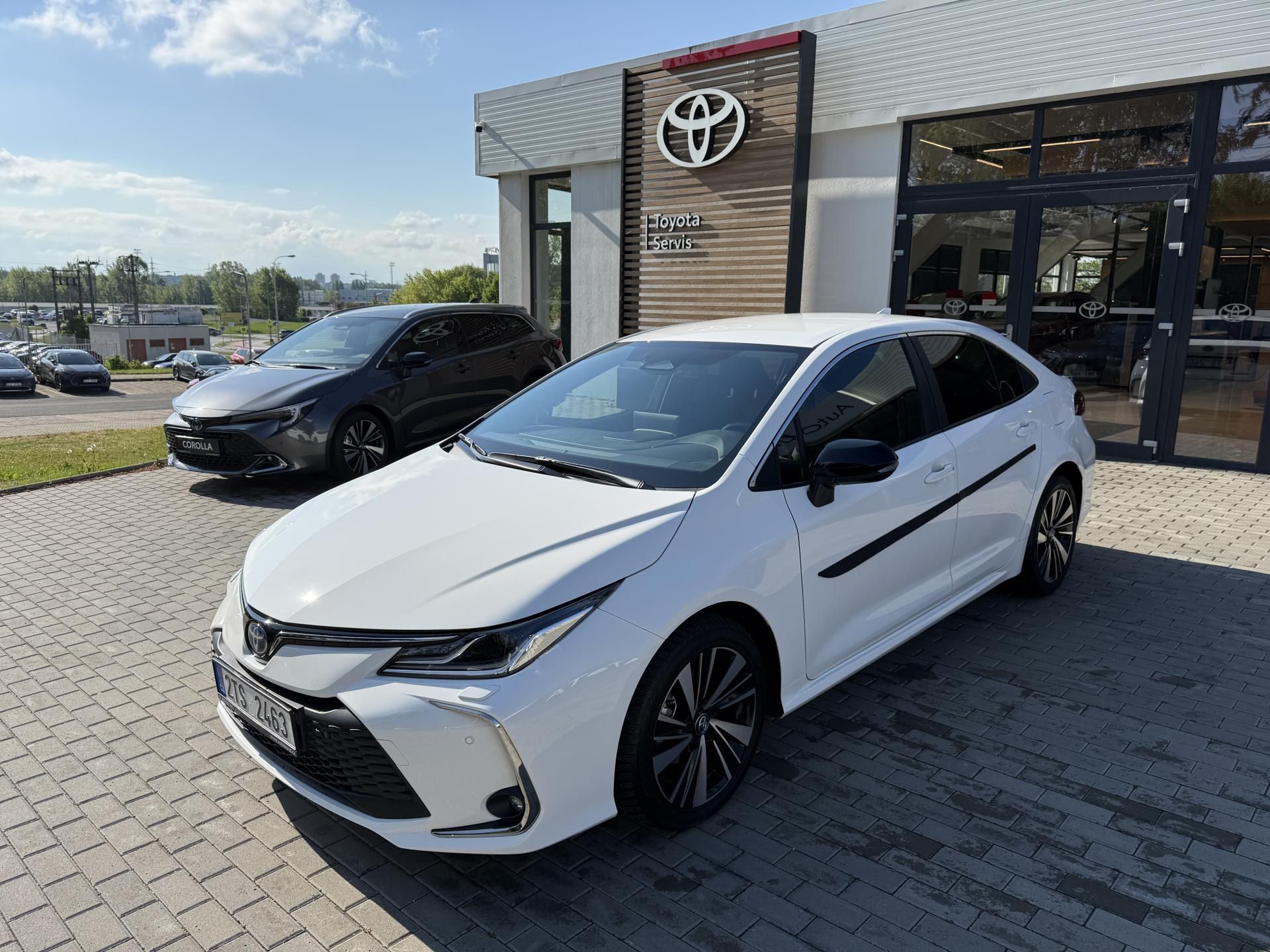 Toyota Corolla, 1.8 HEV STYLE + zimní pneu - fotka 2