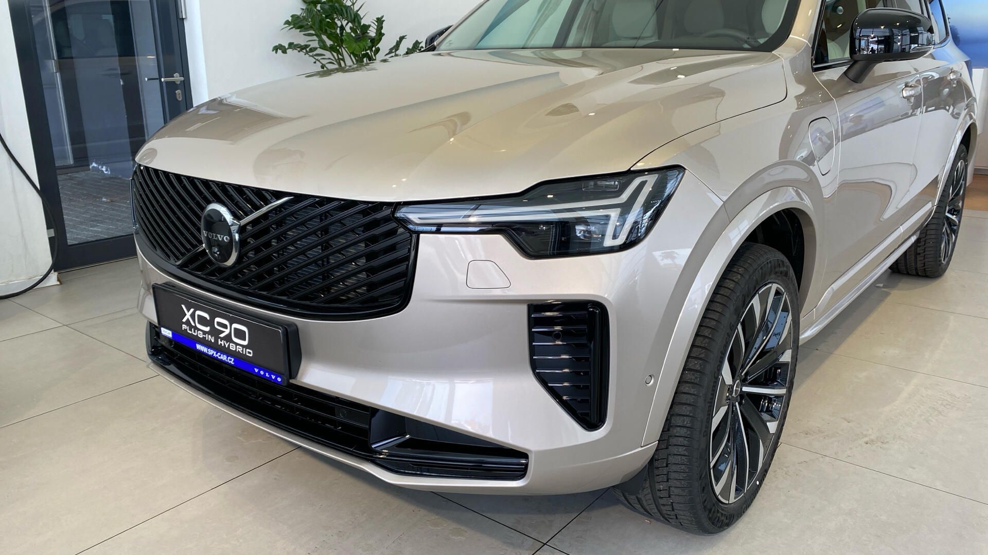 Volvo XC90, PLUS DARK, T8 AWD, 228+107 kW - fotka 3