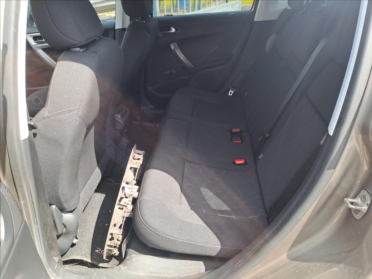 Peugeot 2008, 1,2 THP SERVISKA,KOUPENO CZ - fotka 6