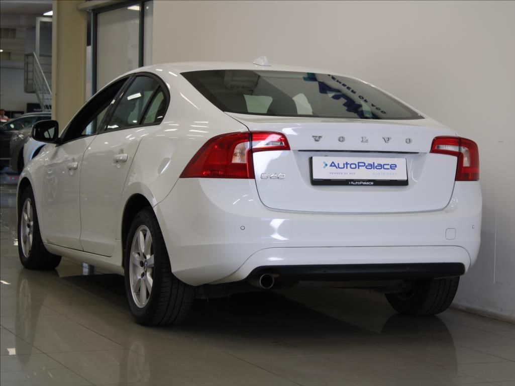 Volvo S60, 2,0 D3 110kW MT NAVI Light ČR - fotka 3
