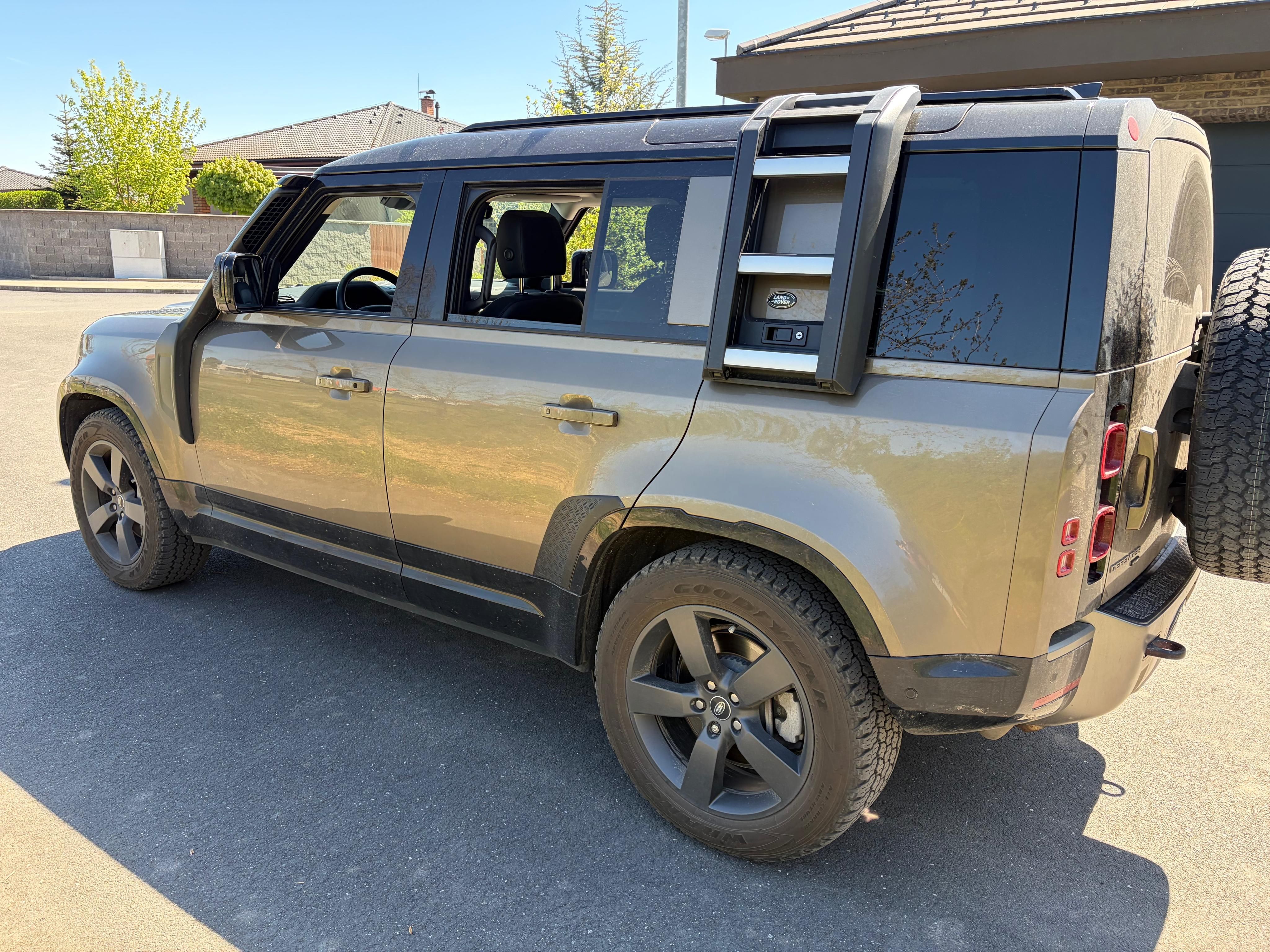 Land Rover Defender, P400 X-Dynamic SE - fotka 6