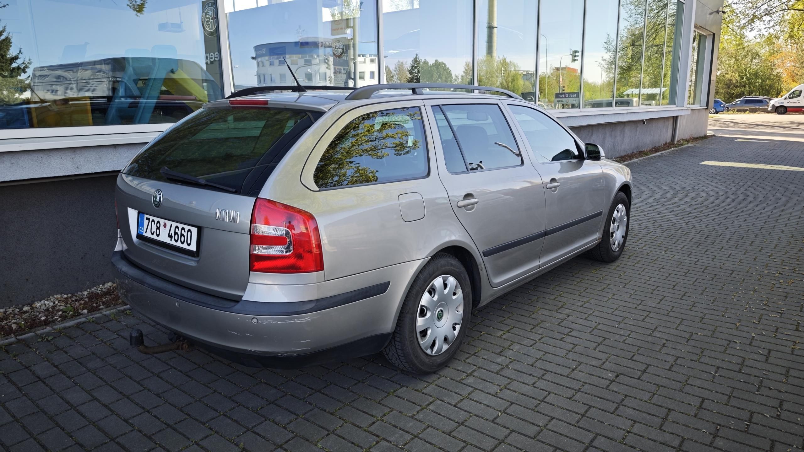 Škoda Octavia, 1,6 benzín kombi - fotka 3
