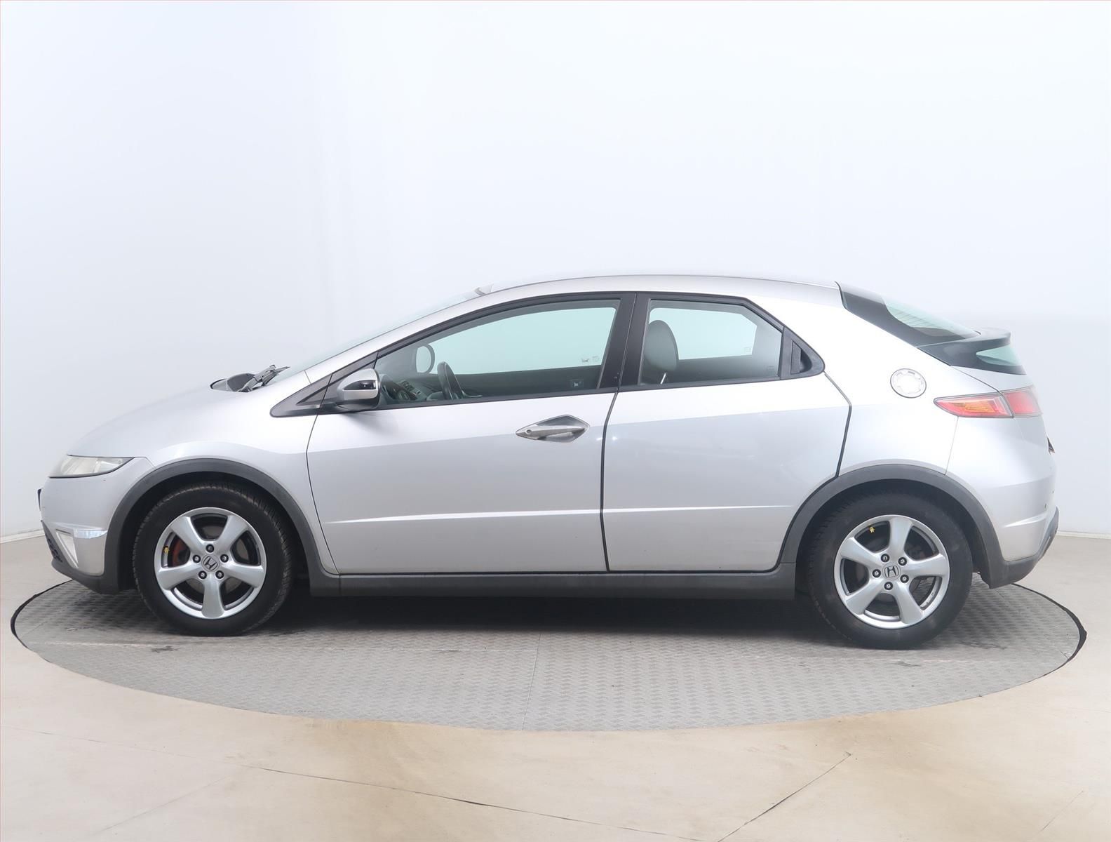 Honda Civic, 1.8 i, Automatická klima - fotka 3
