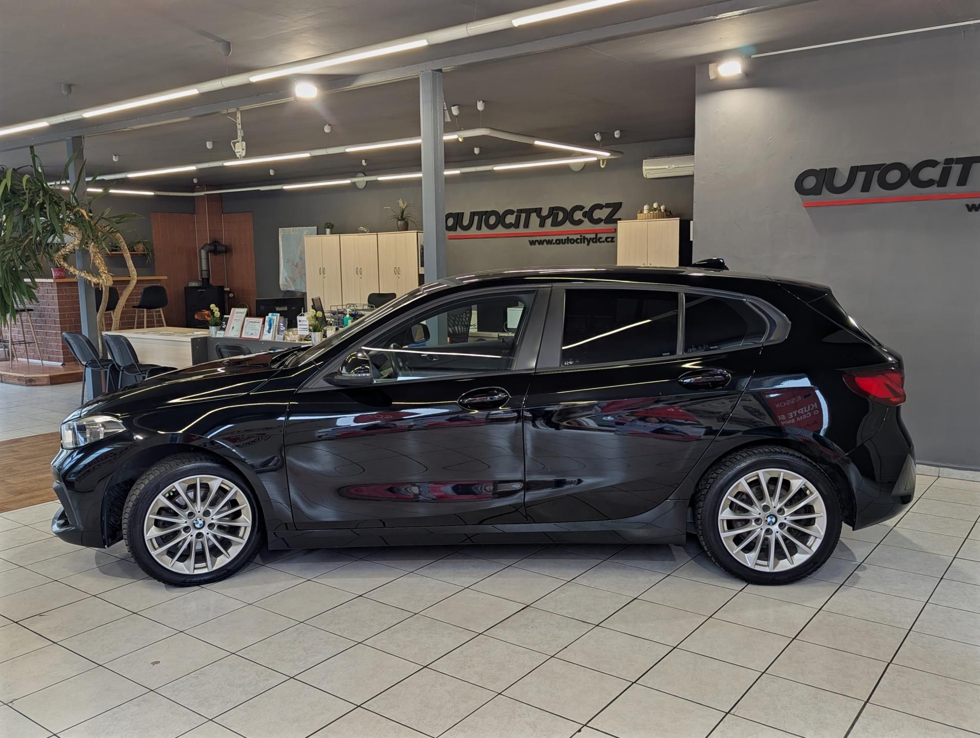 BMW Řada 1, 118 i 103kW A/T, LED, LANE - fotka 4