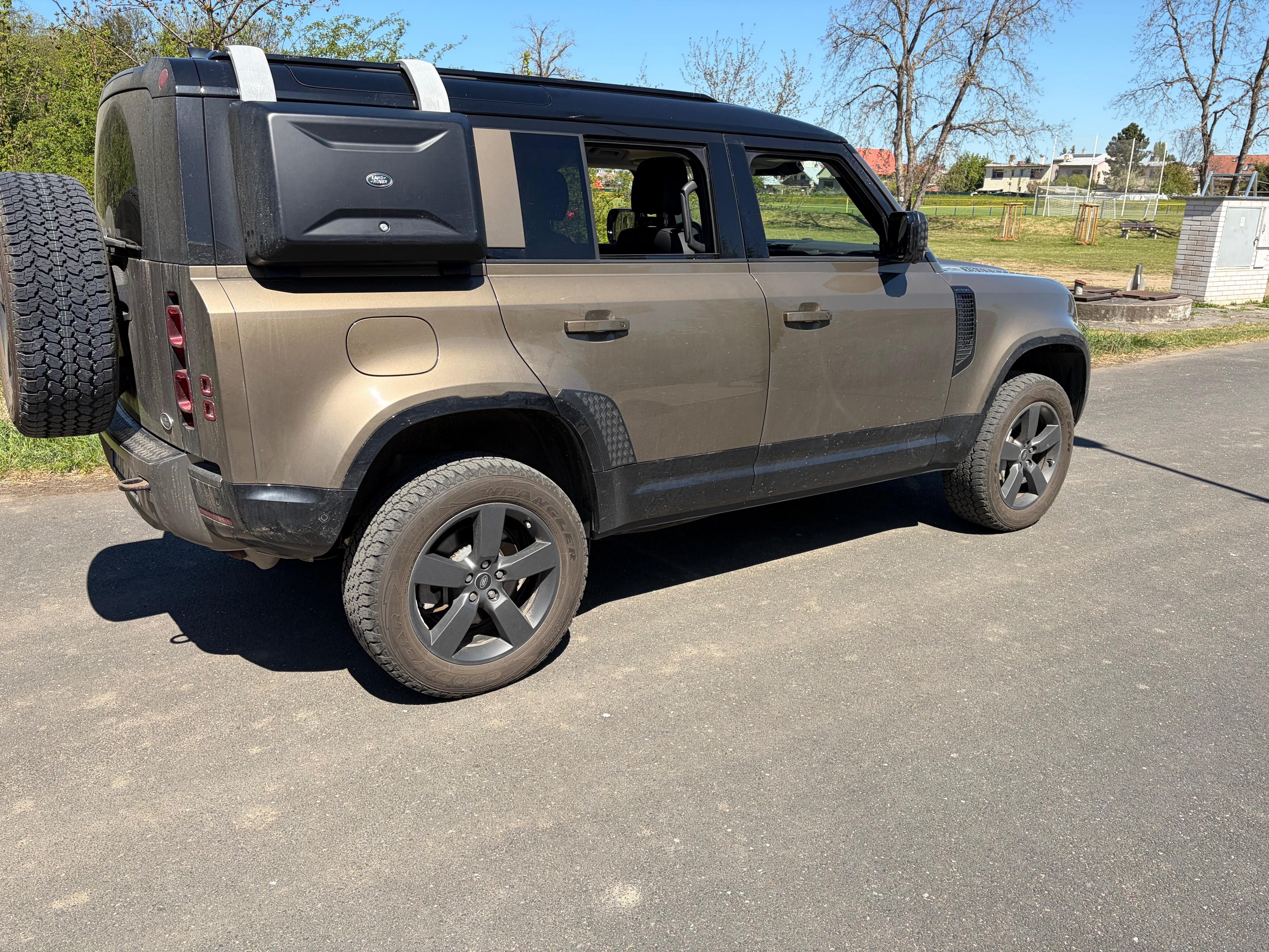 Land Rover Defender, P400 X-Dynamic SE - fotka 2