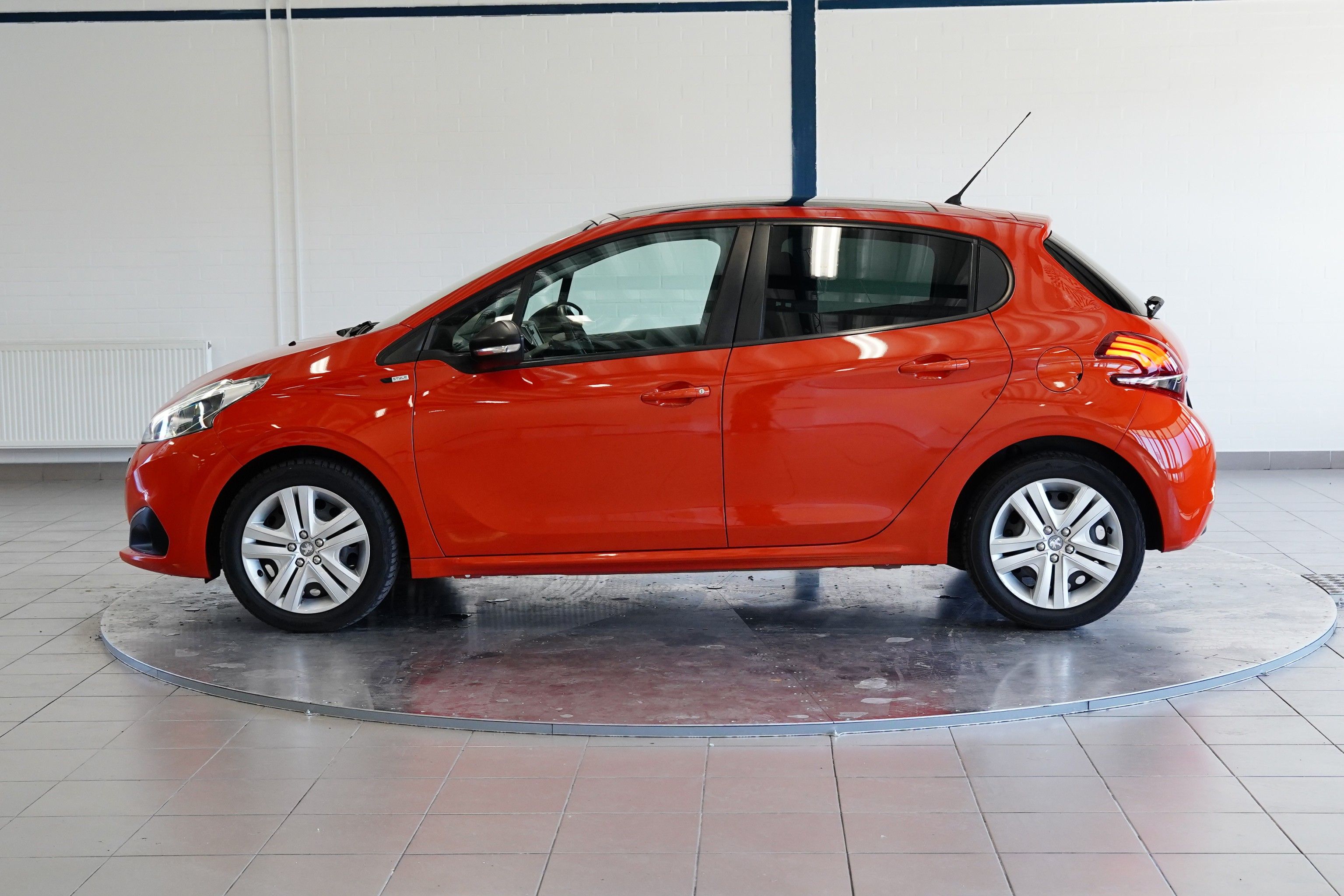 Peugeot 208, 1.2 e-VTi 60 kW Style - fotka 3