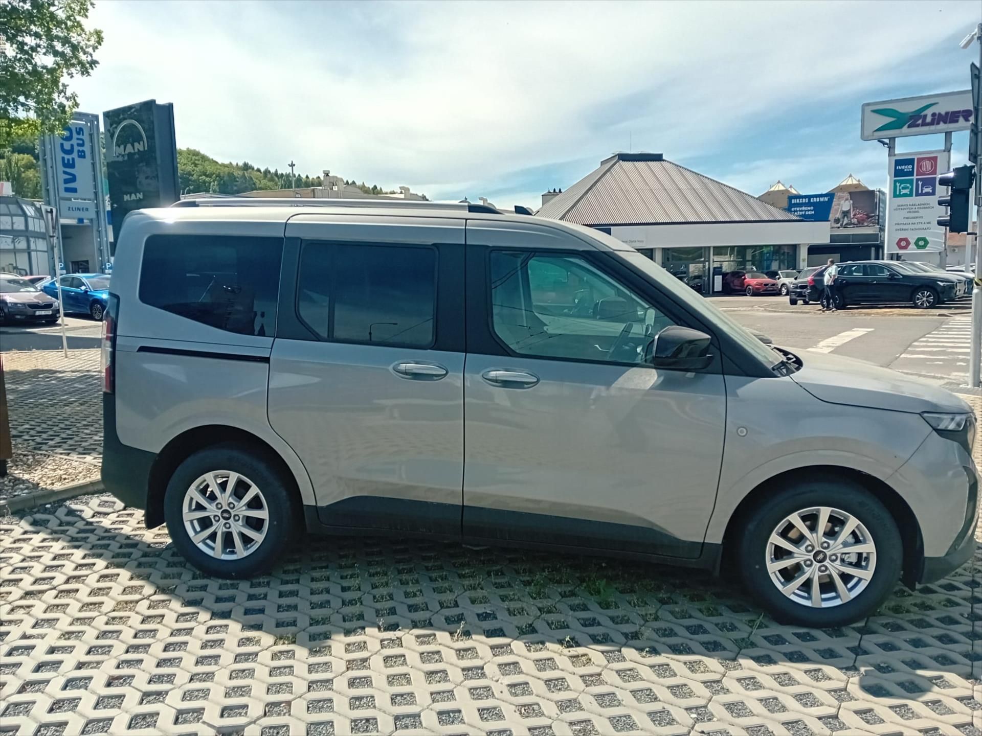 Ford Tourneo Courier, 1,0 92 kW/125k  Titanium - fotka 4