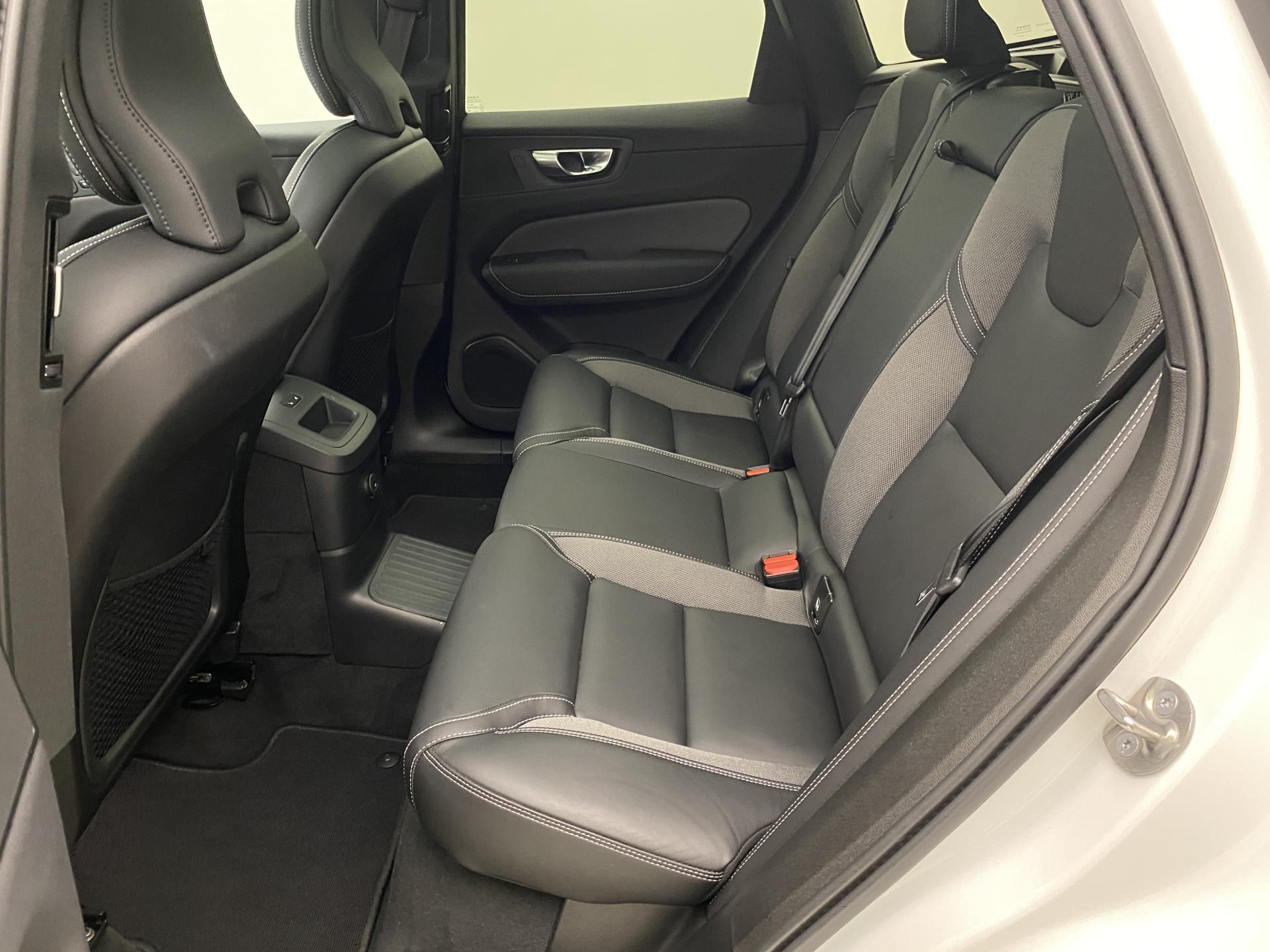 Volvo XC60, T6 AWD RECHARGE DARK PLUS AUT - fotka 5