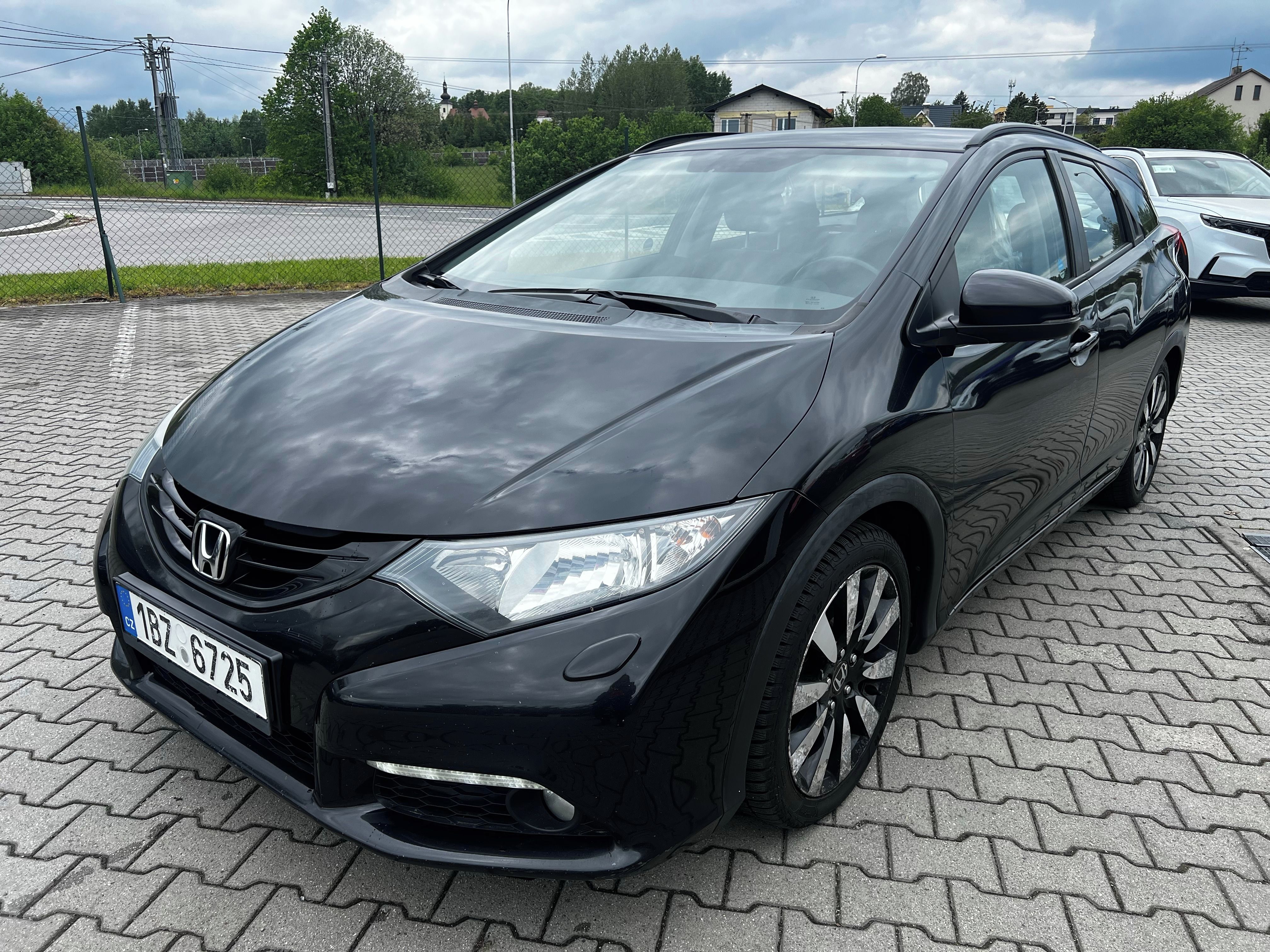 Honda Civic, 1,6 i-DTEC 6MT - fotka 5