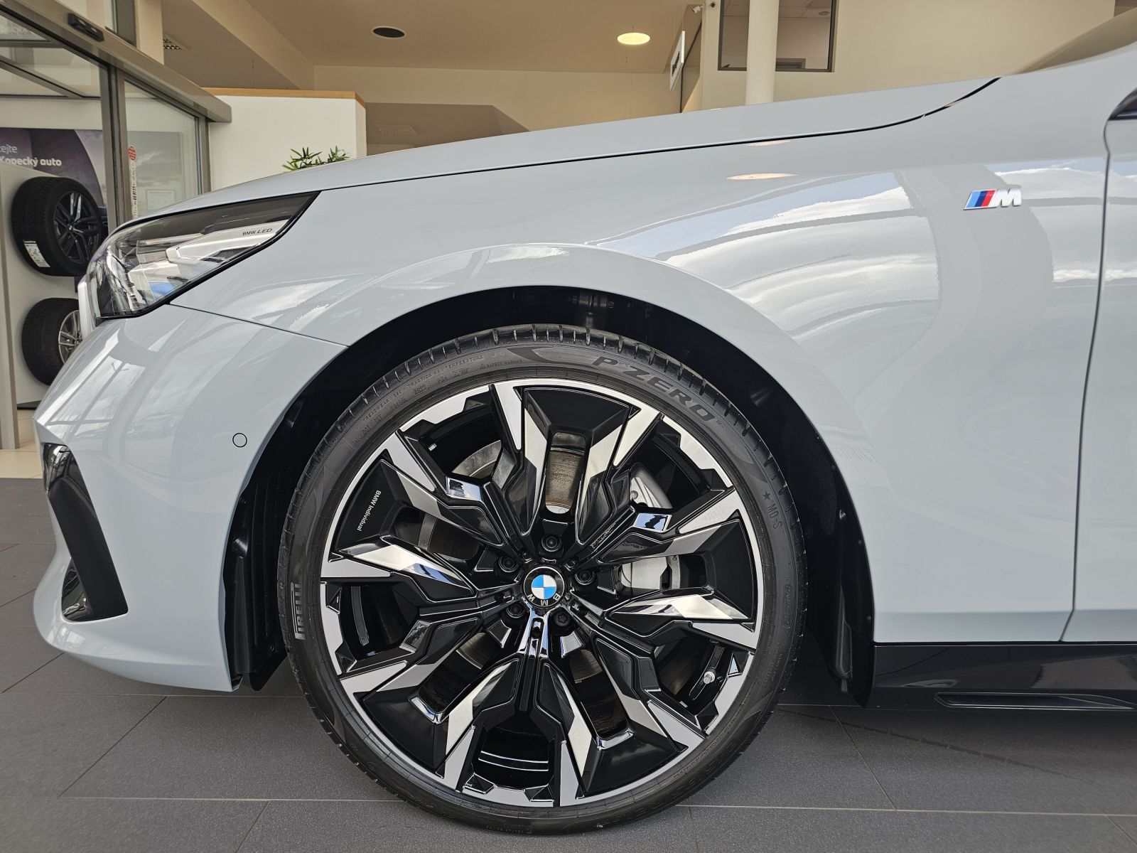 BMW Řada 5, 540d xDrive Touring M Sport - fotka 4