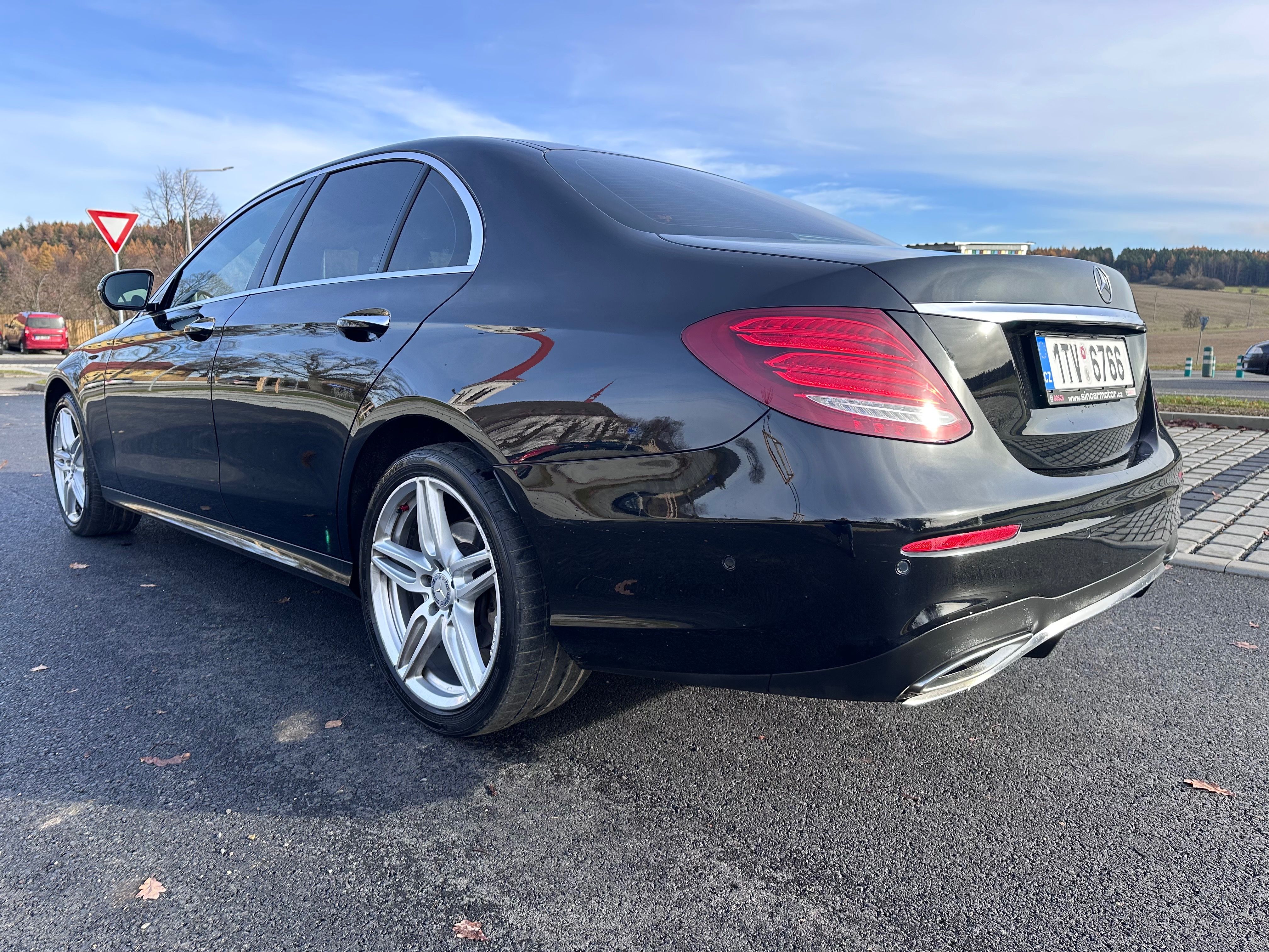 Mercedes-Benz Třídy E, E 220 D - fotka 6
