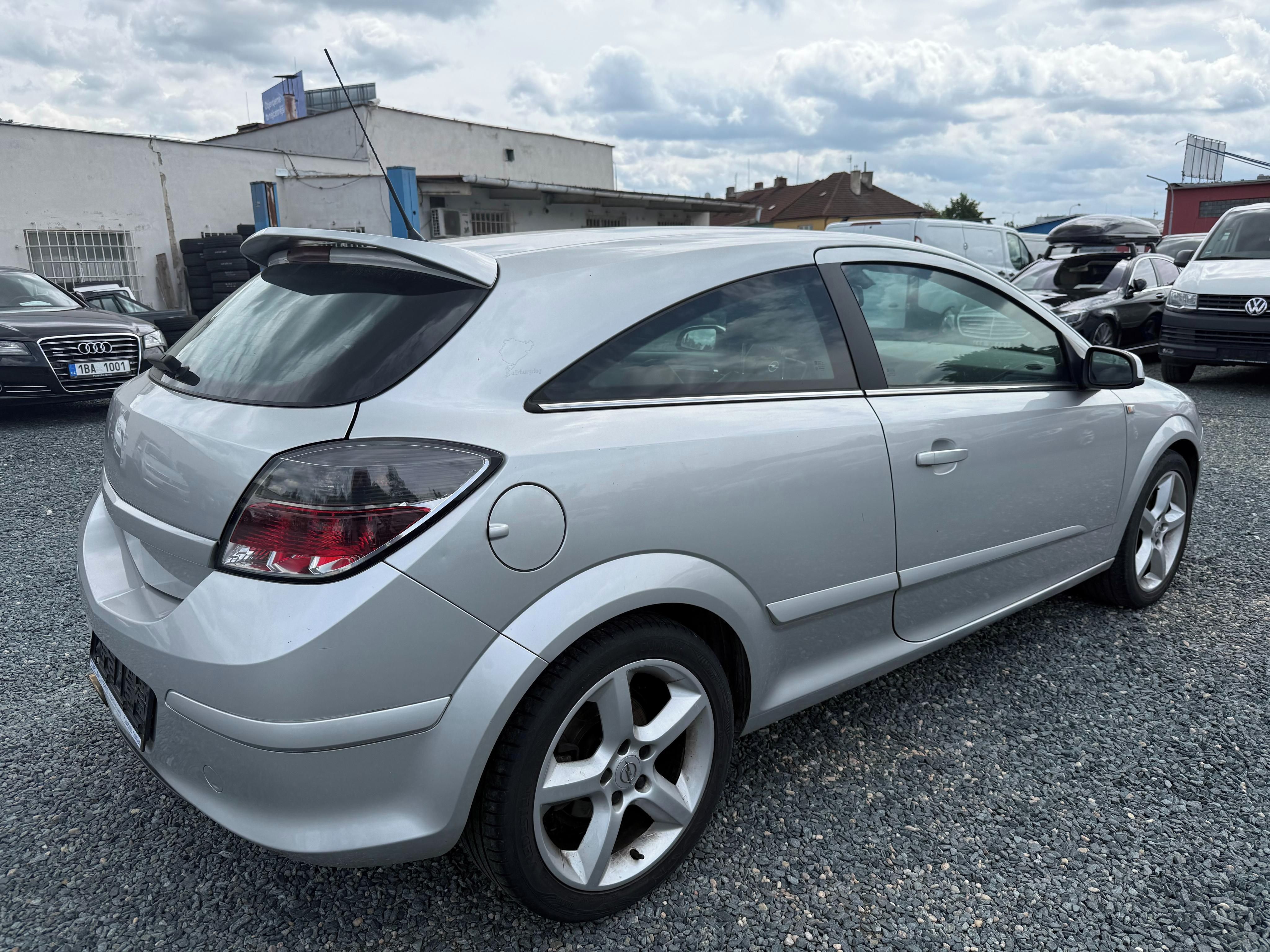 Opel Astra, GTC 2.0 Turbo Cosmo - fotka 3
