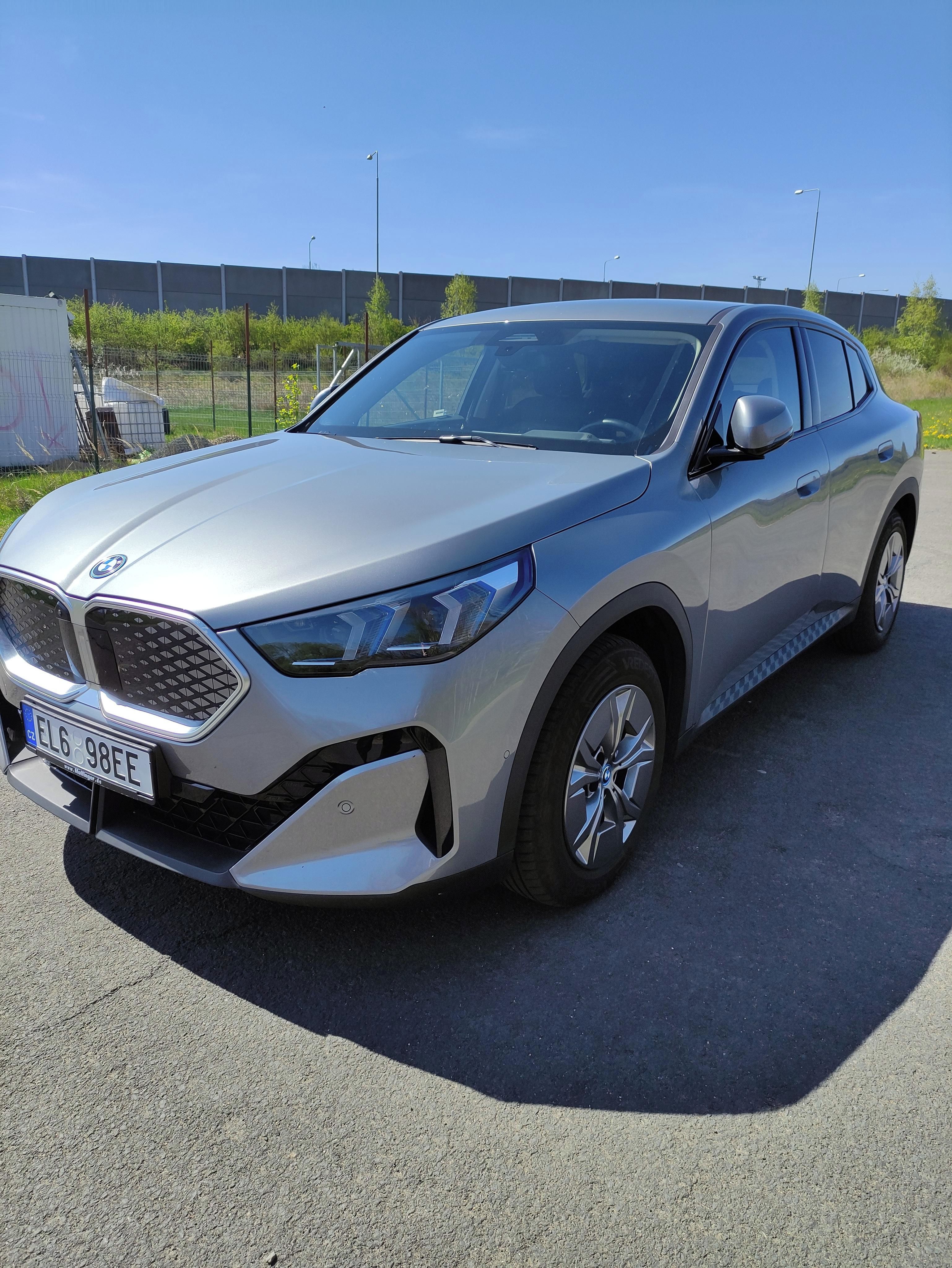 BMW iX2, xDrive30 - fotka 2