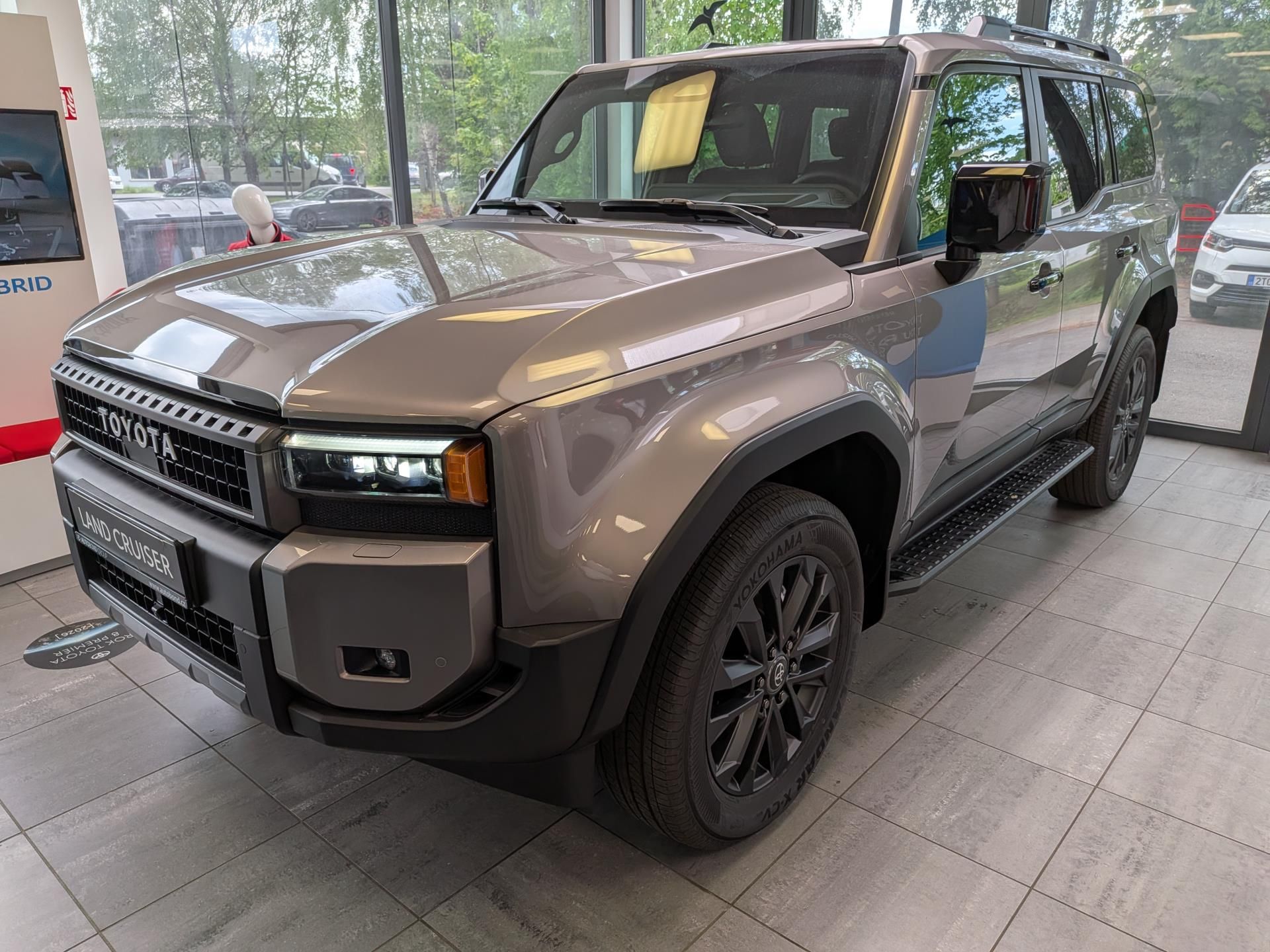Toyota Land Cruiser, Executive Skyview 4x4 2.8L Die - fotka 3