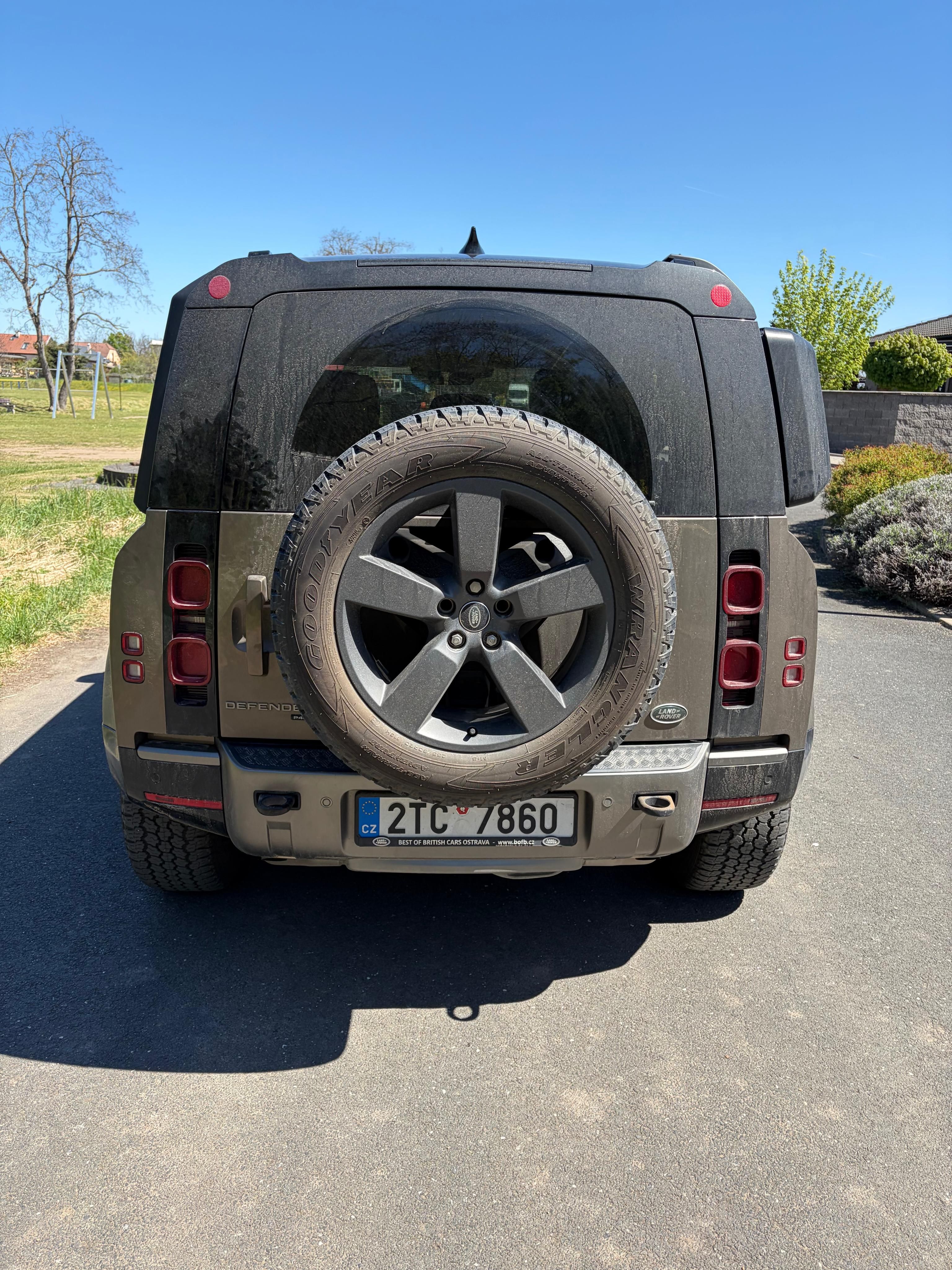 Land Rover Defender, P400 X-Dynamic SE - fotka 4