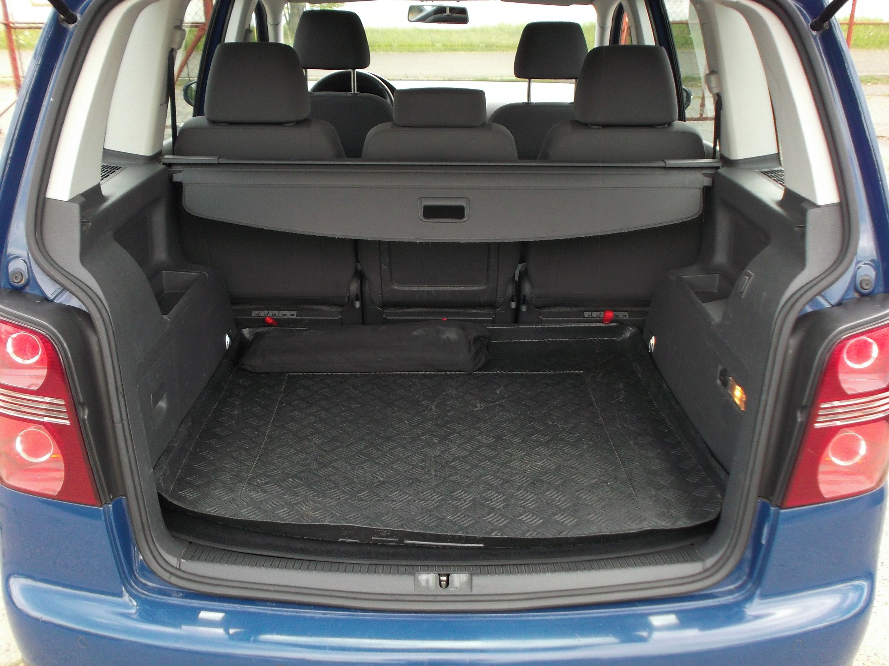 Volkswagen Touran, 1,6Mpi aut.klim,tempomat,servi - fotka 5