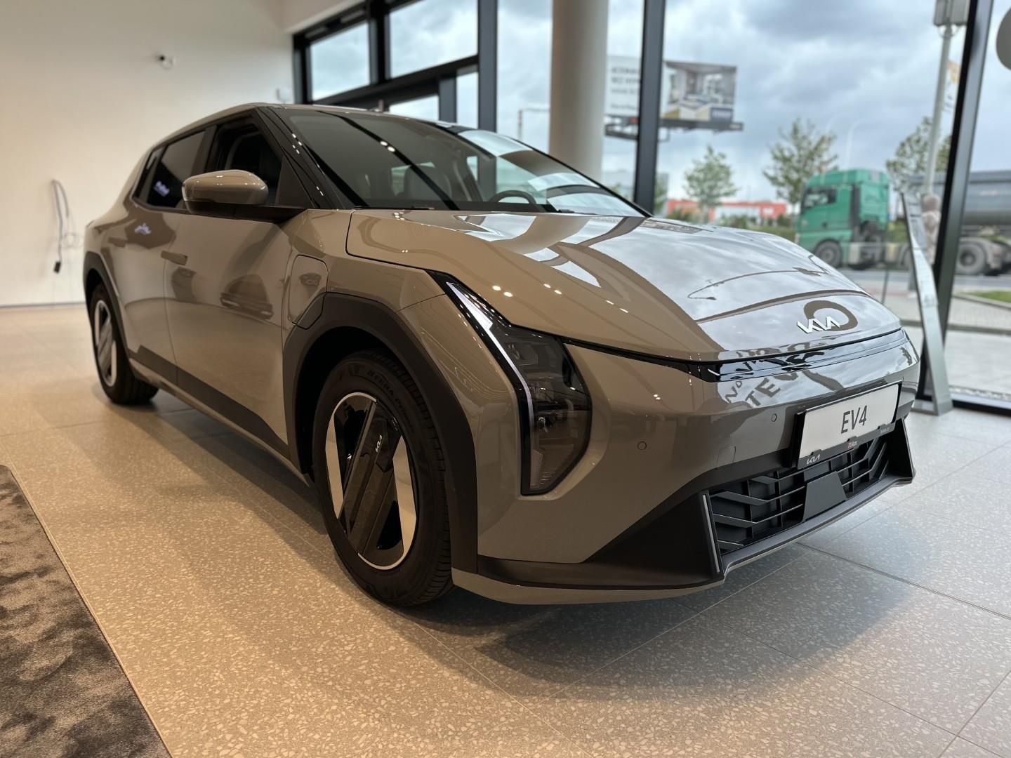 Kia EV4, 150kW EARTH 150 KW + 81,4 KWH - fotka 2