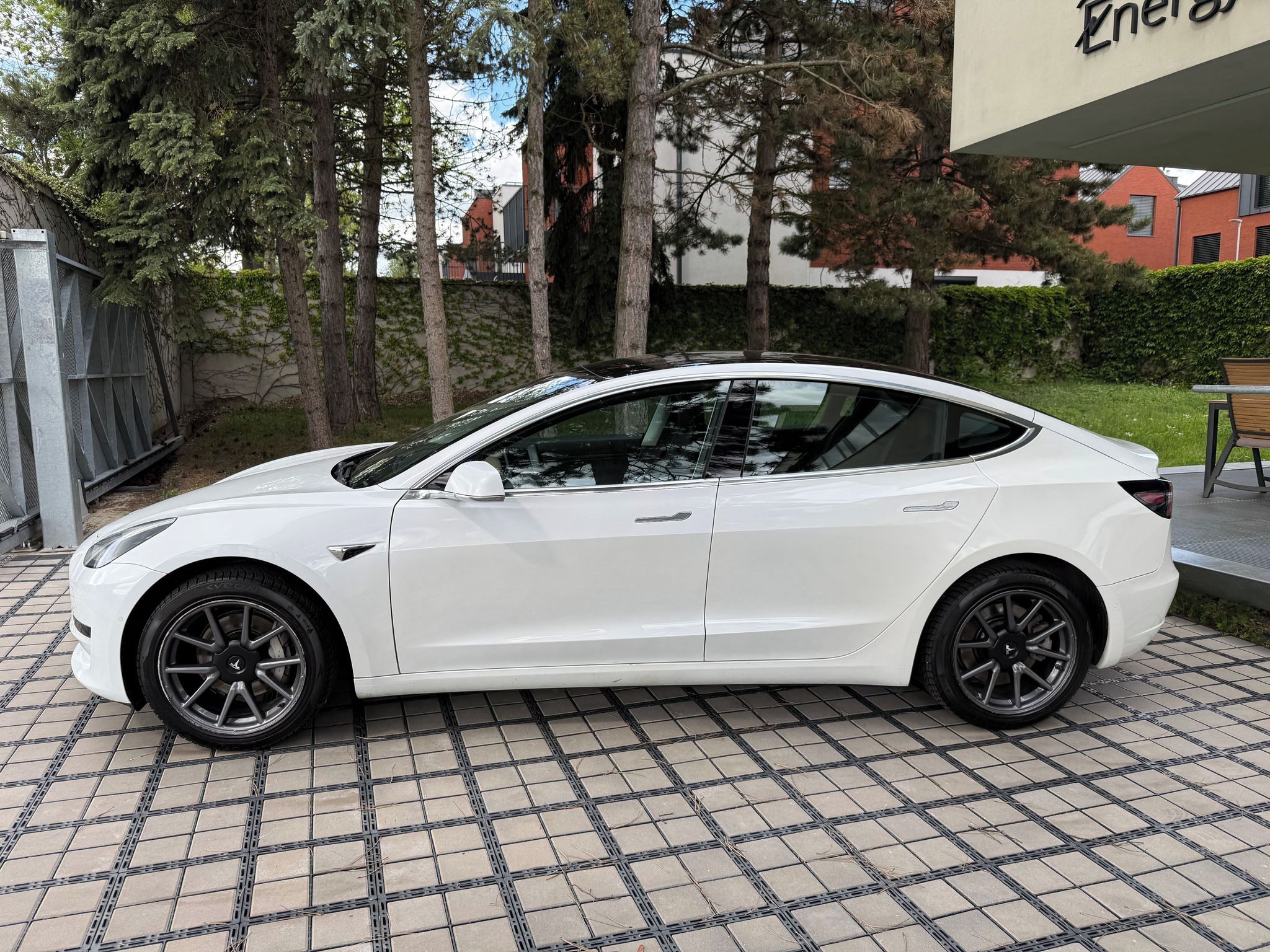 Tesla Model 3, Standart Range Plus - fotka 3