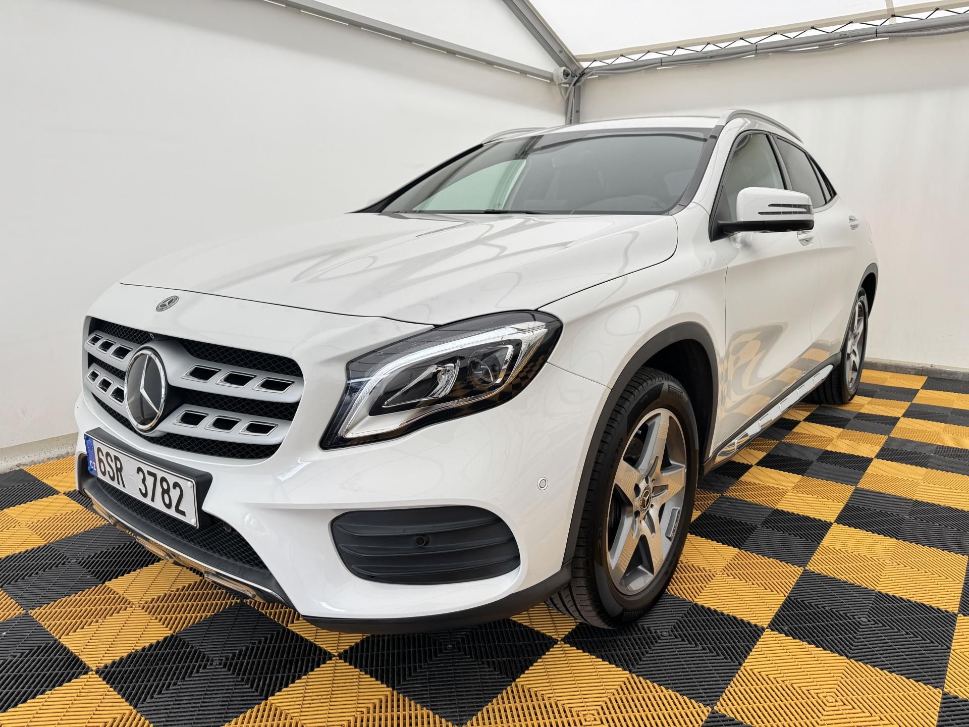 Mercedes-Benz GLA, 220i*135kw*4x4*REZERVACE* - fotka 2