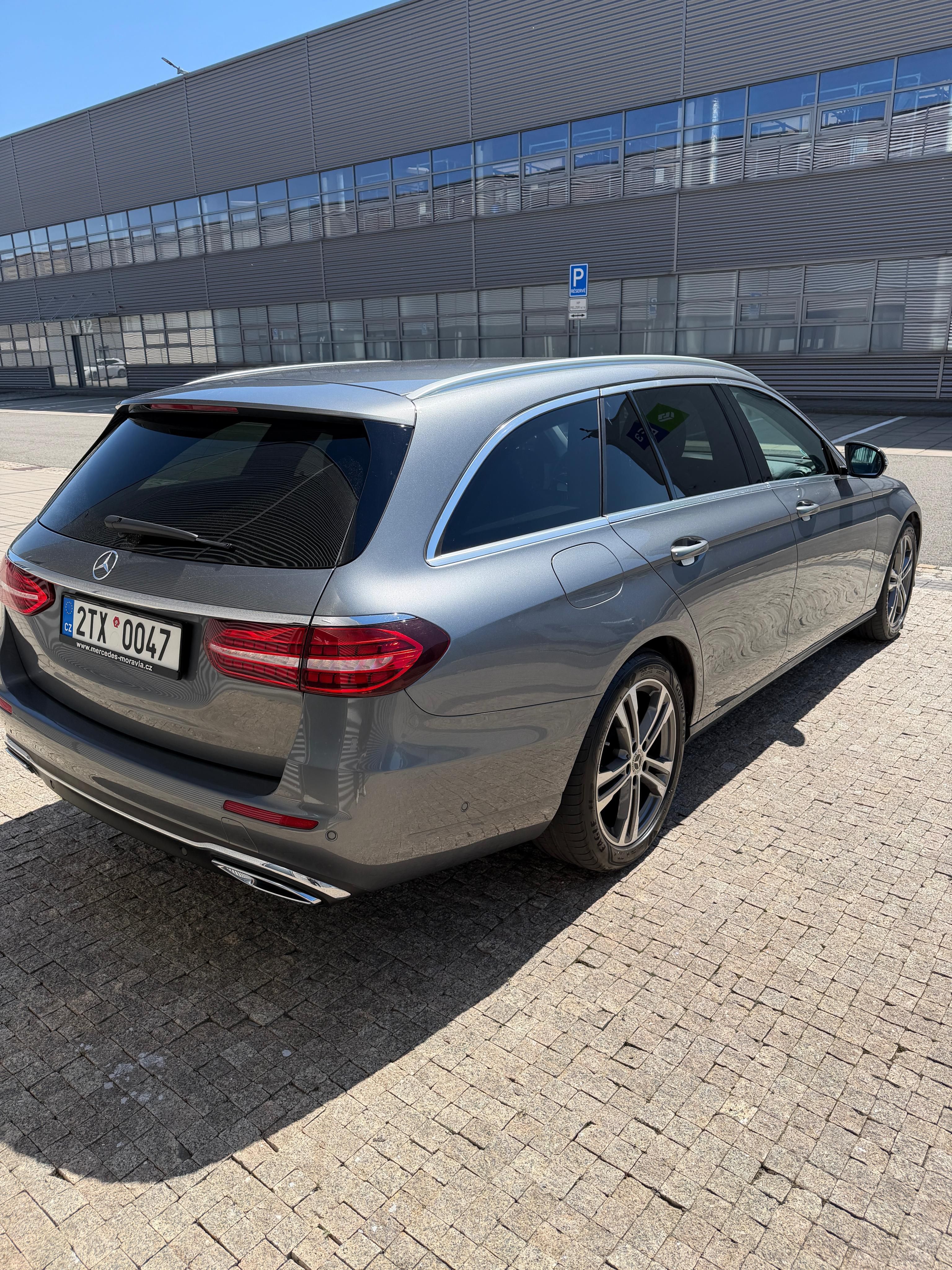 Mercedes-Benz Třídy E, Třída E 220d 4MATIC, r.v. 2022 - fotka 4