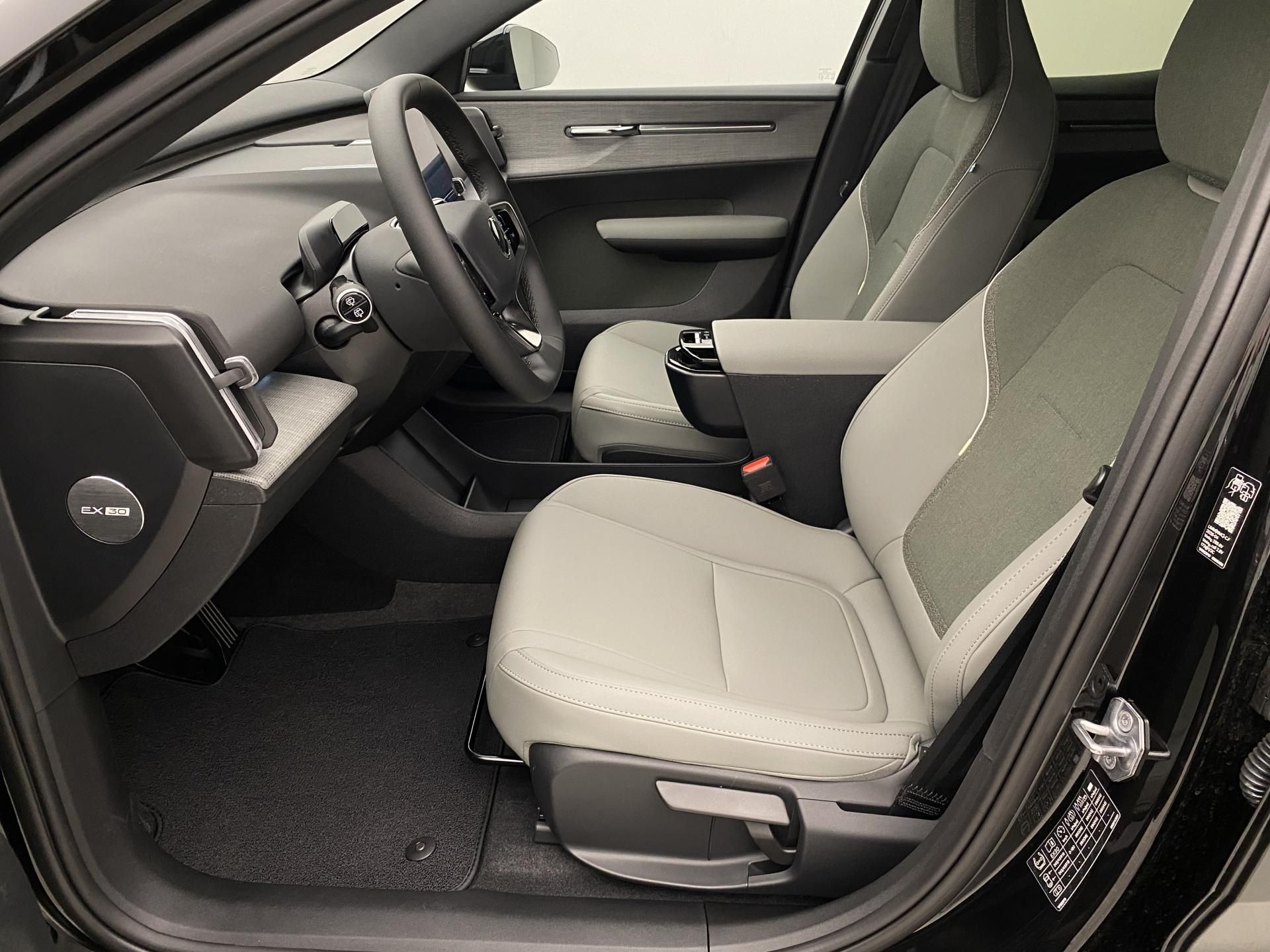 Volvo EX30, PURE ELECTRIC EXTENDED PLUS - fotka 3