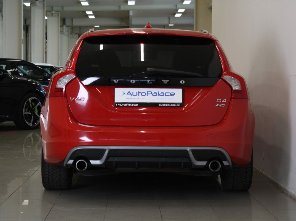 Volvo V60, 2,4 D4 AT AWD R-Desing ČR - fotka 4