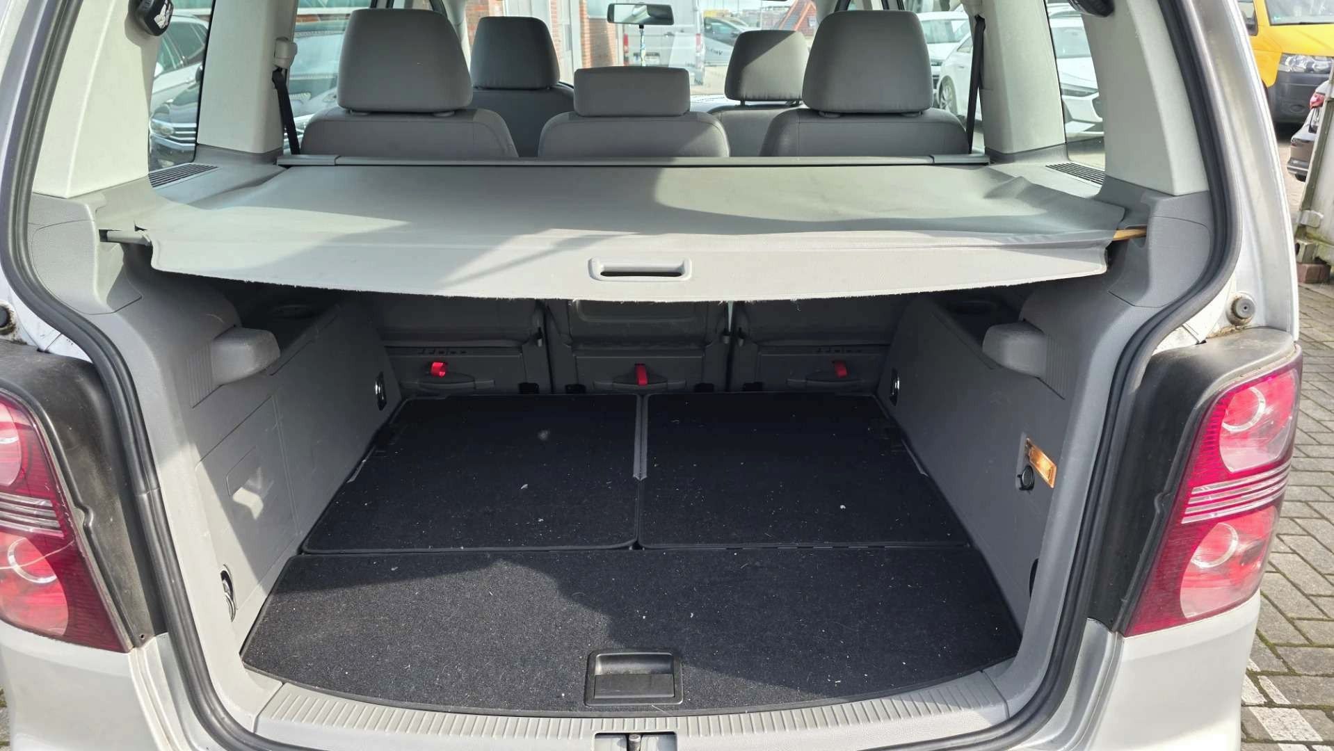 Volkswagen Touran, 1.6 MPi 75KW TAŽNÉ 7-MÍST TOP - fotka 2