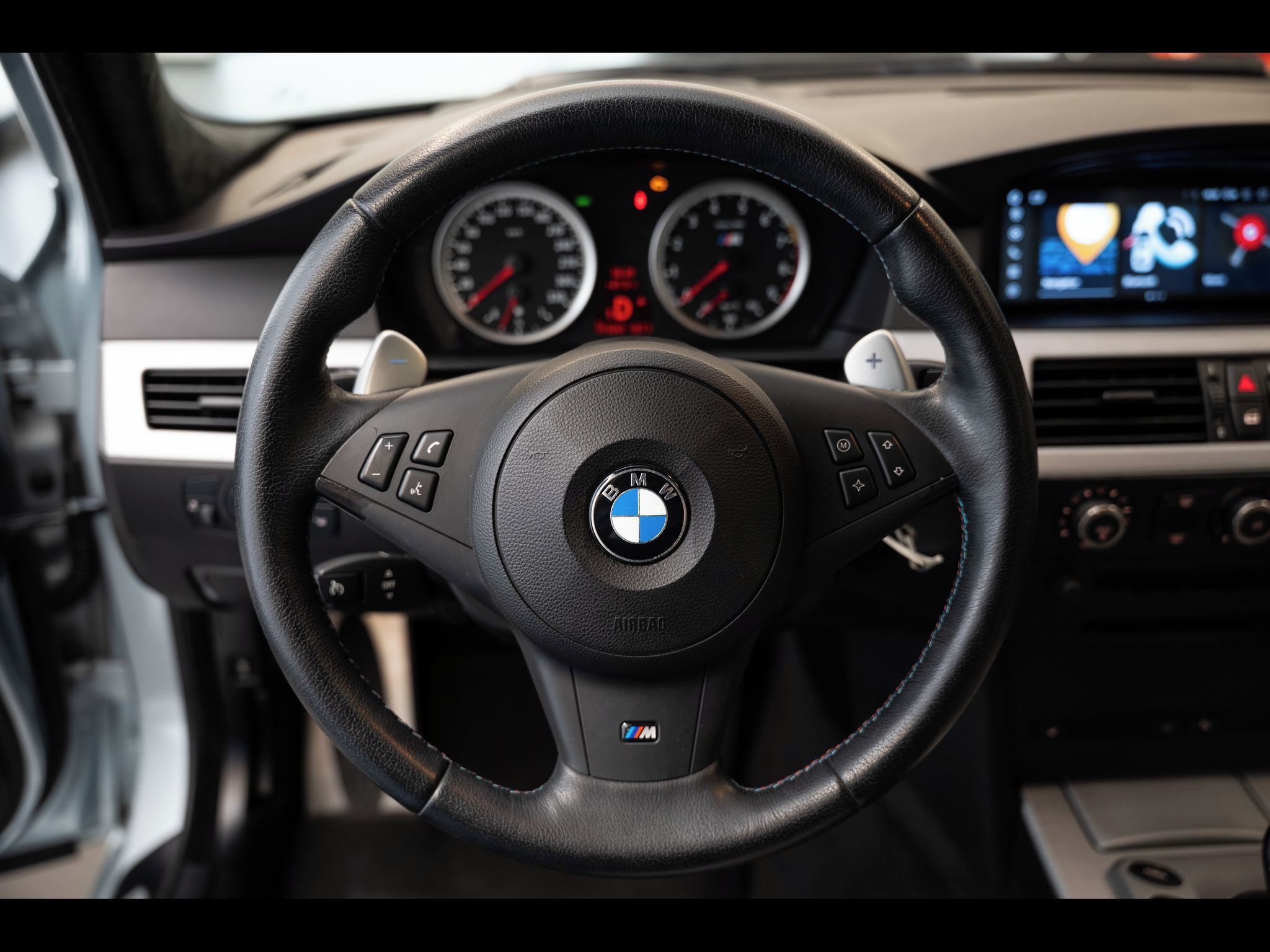 BMW M5, V10/SMG/CarPlay/Kamera - fotka 6