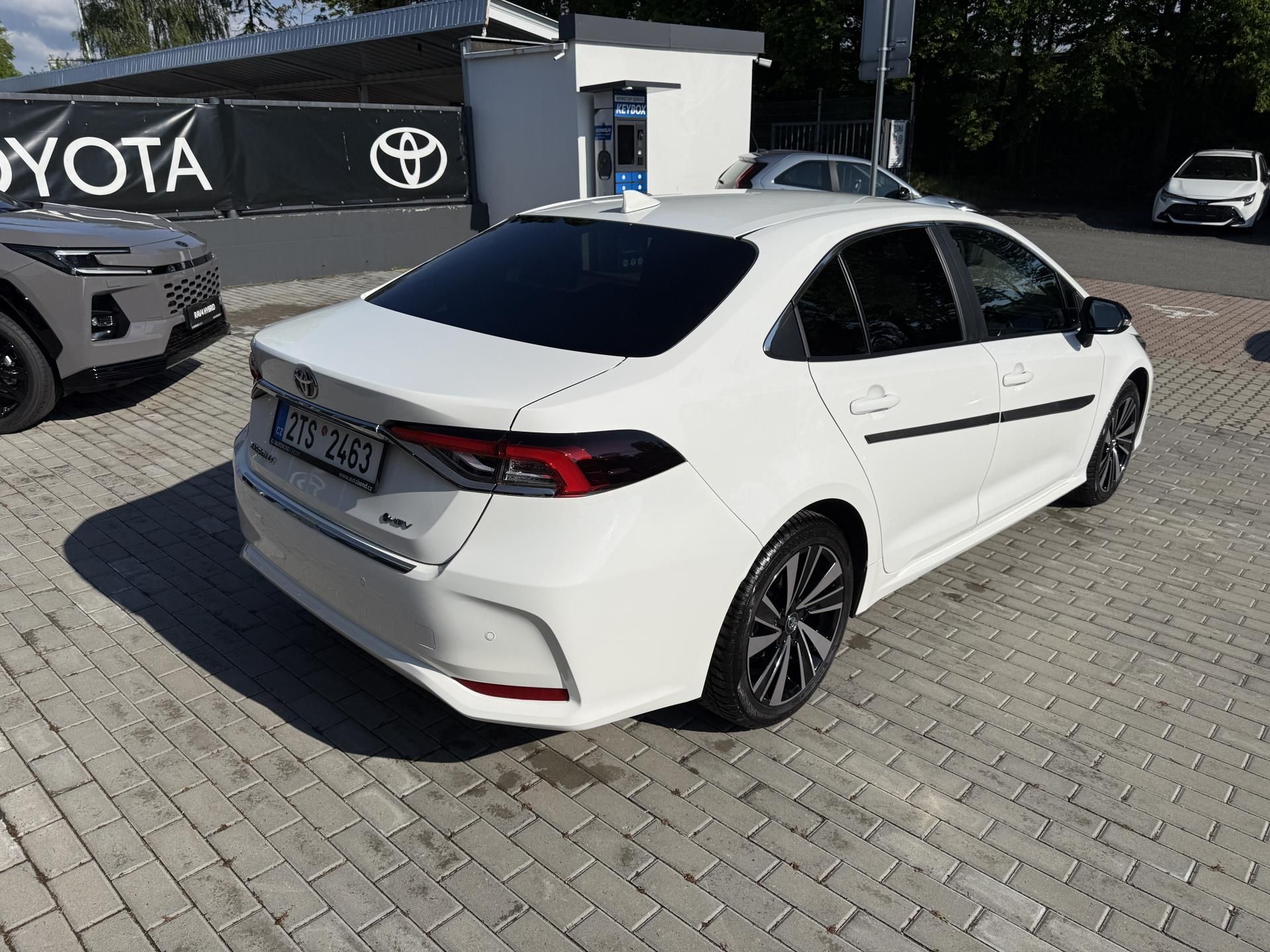 Toyota Corolla, 1.8 HEV STYLE + zimní pneu - fotka 6