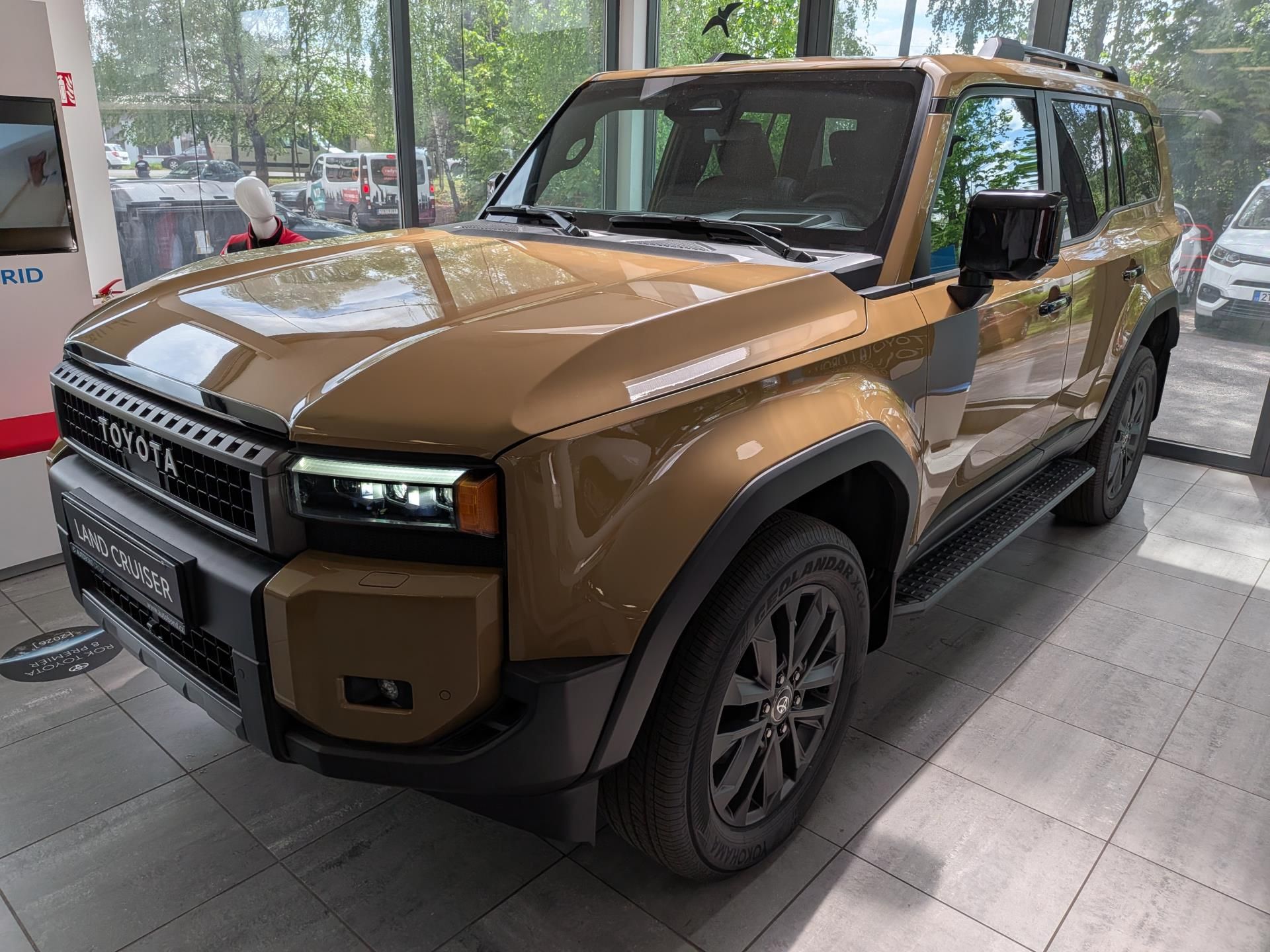 Toyota Land Cruiser, Executive Skyview 4×4 2.8L Die - fotka 2
