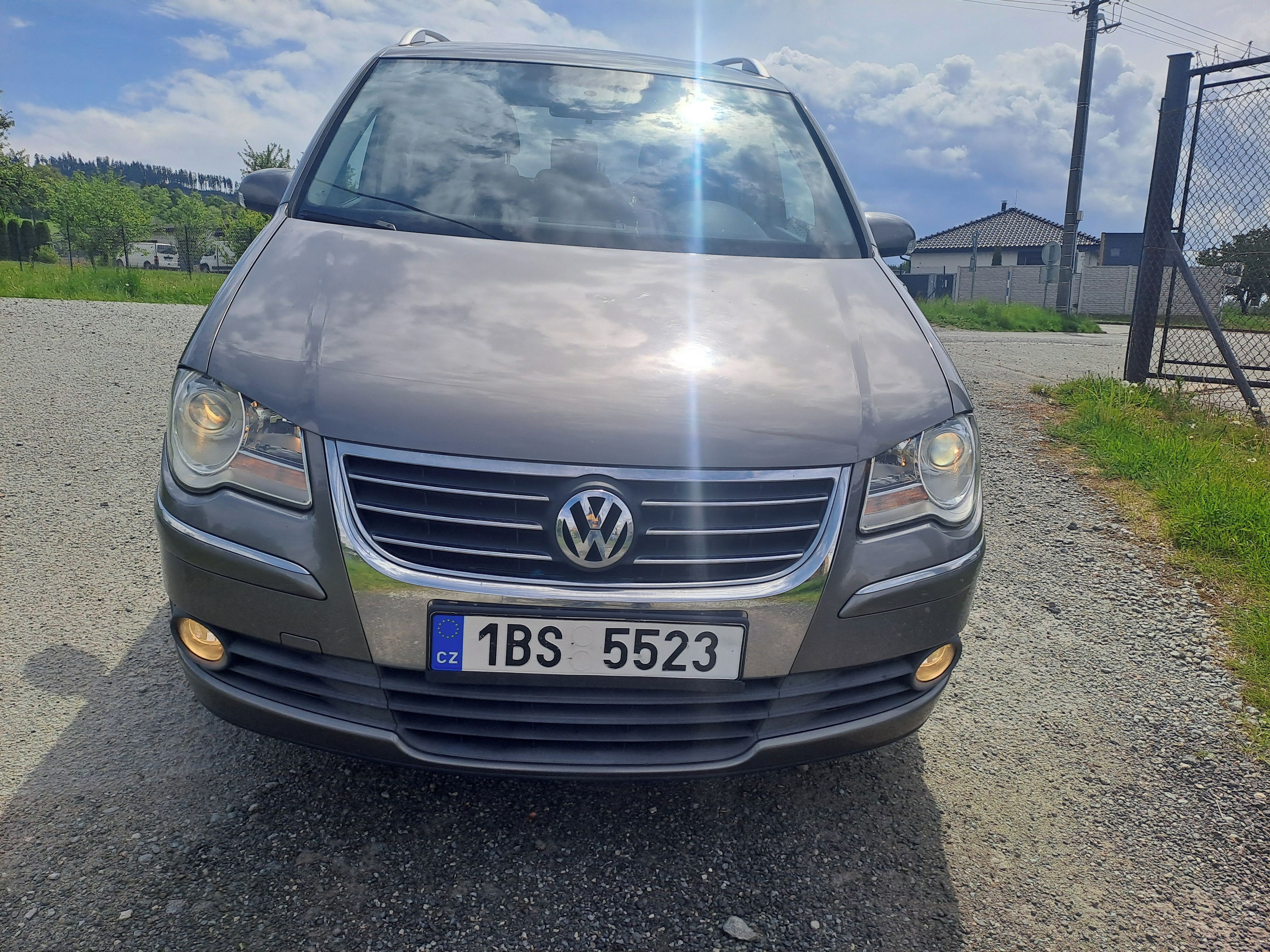 Volkswagen Touran, 2,0TDI DSG,7MÍST,SERVISOVANÝ! - fotka 2