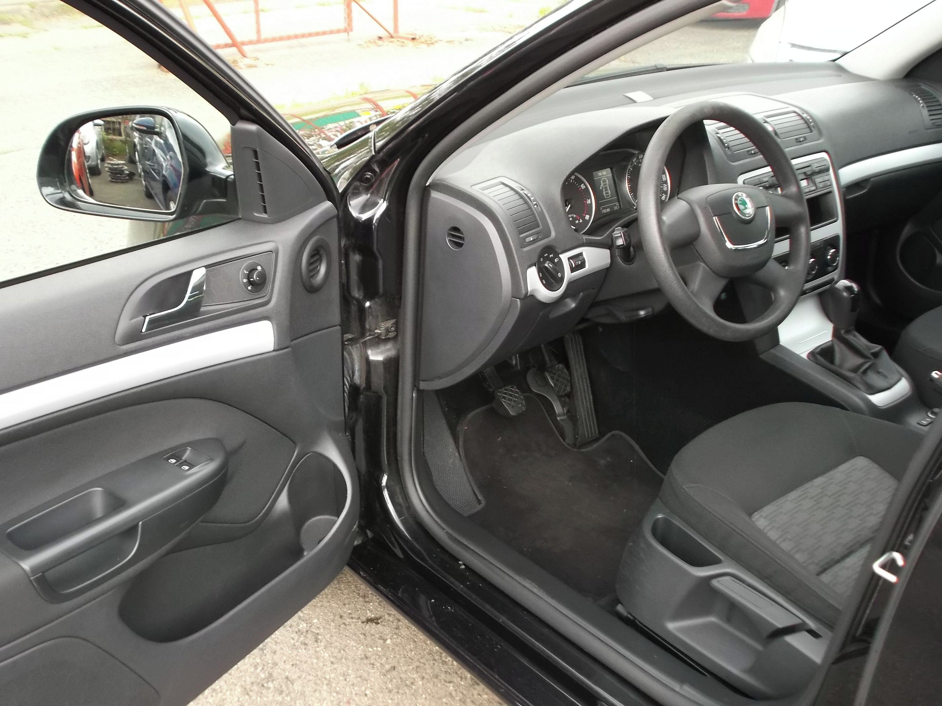 Škoda Octavia, 1,6Mpi 1.maj.poSTK,m.2010 - fotka 6