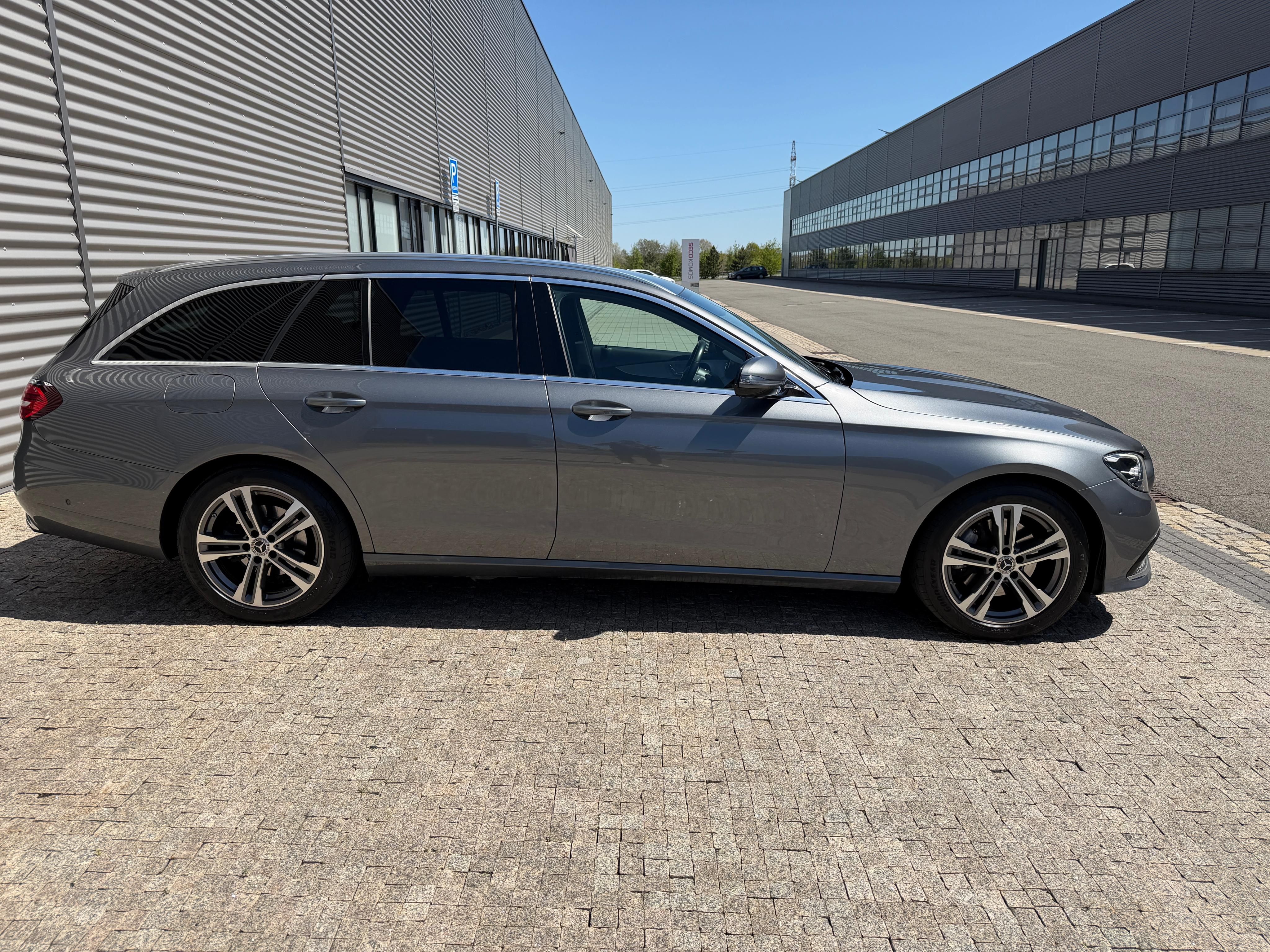 Mercedes-Benz Třídy E, Třída E 220d 4MATIC, r.v. 2022 - fotka 3