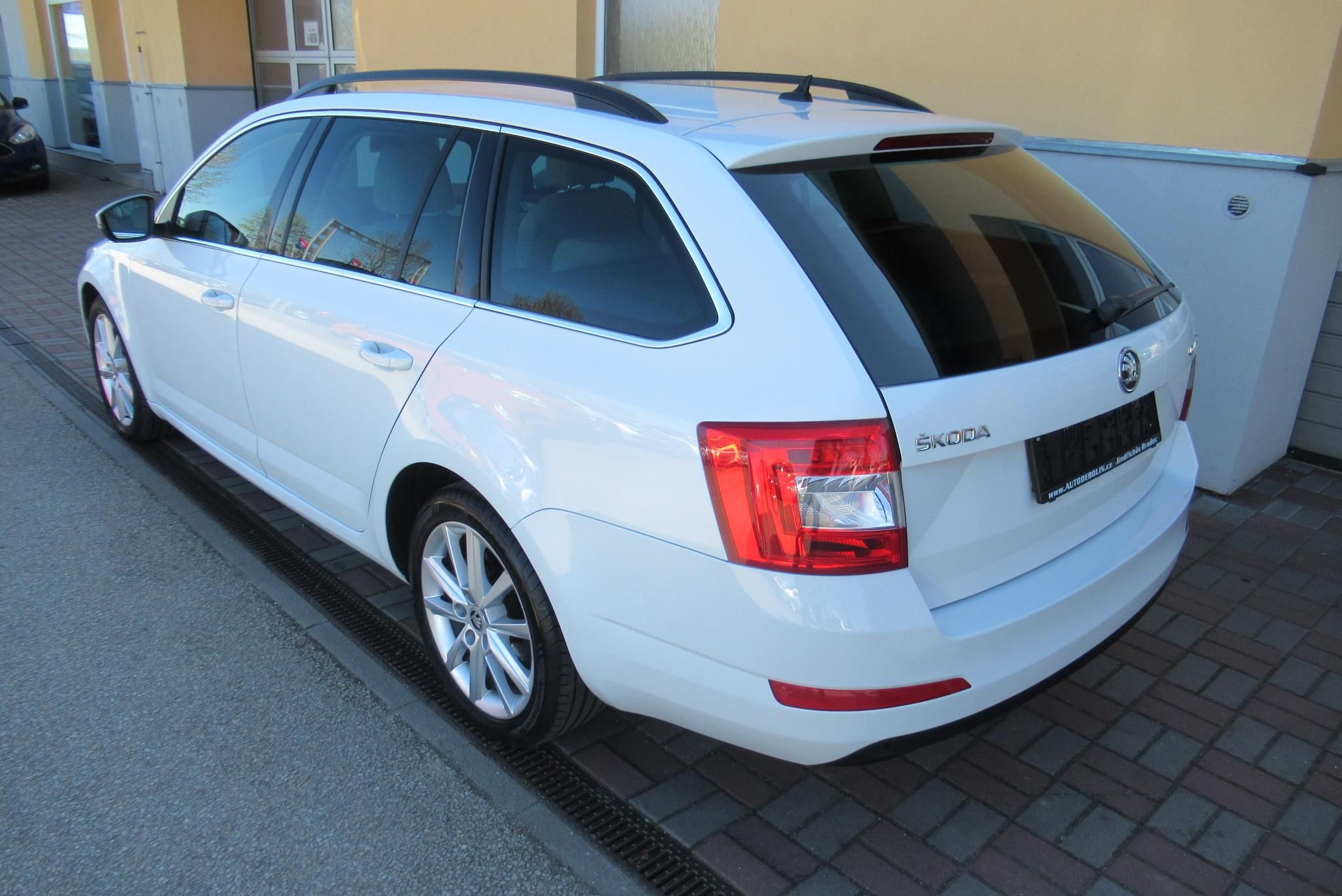 Škoda Octavia, 1.6 TDi DSG AUT.KLIMA TAŽNÉ - fotka 6